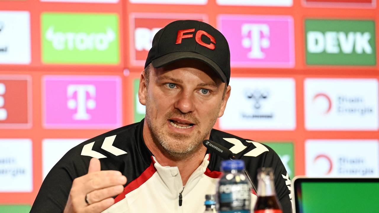Kölns Trainer Lukas Kwasniok bei einer Pressekonferenz im Oktober 2025.