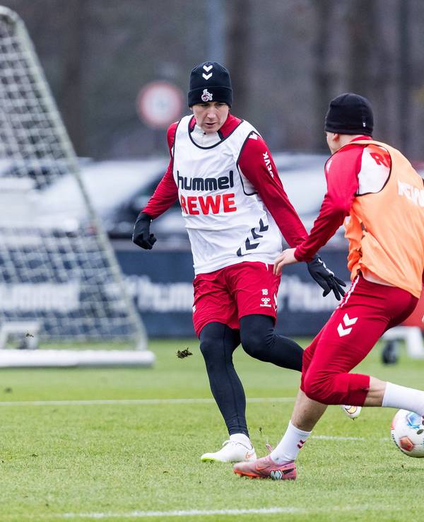 Isak Johannesson (1. FC Köln) beim Training gegen Said El Mala (r.) am 3. Dezember 2025.