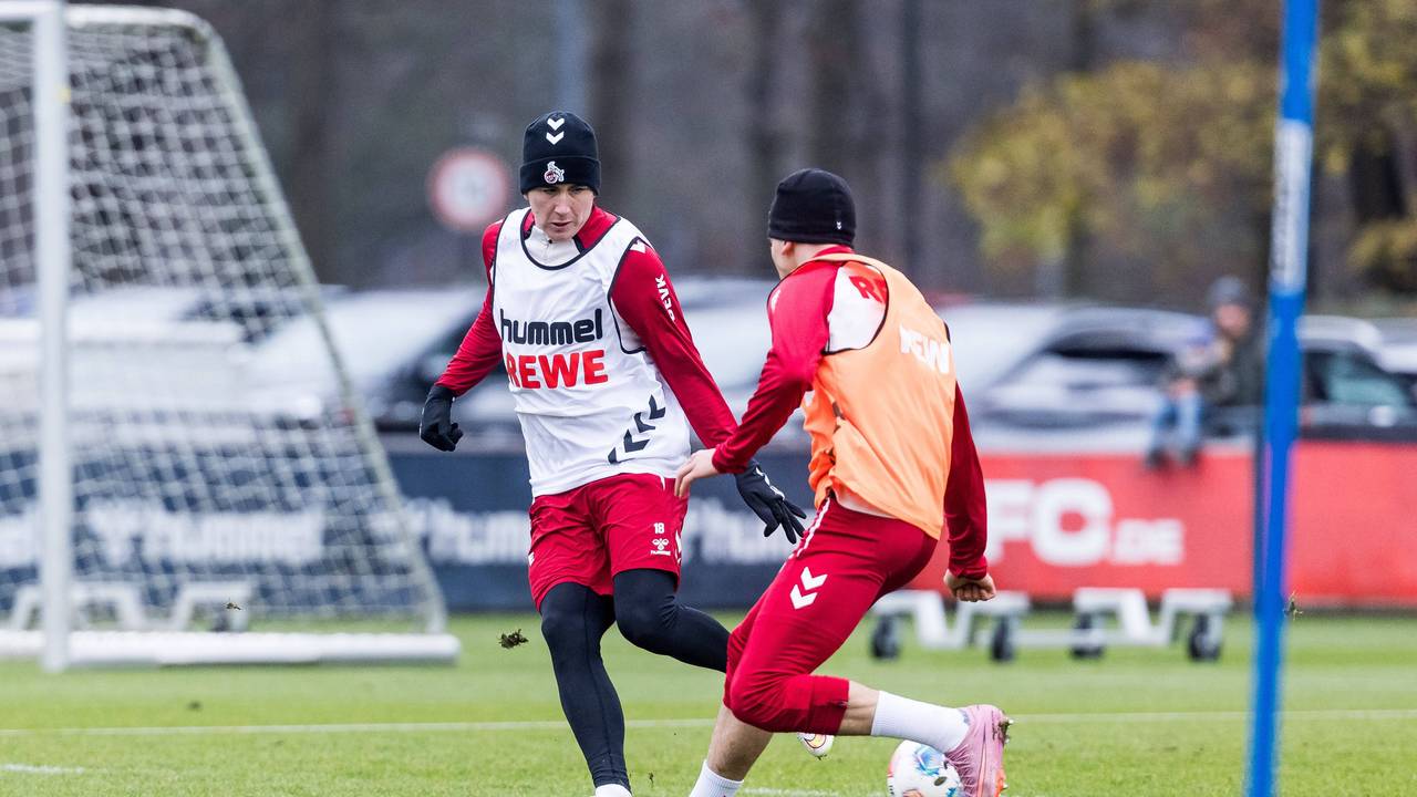 Isak Johannesson (1. FC Köln) beim Training gegen Said El Mala (r.) am 3. Dezember 2025.