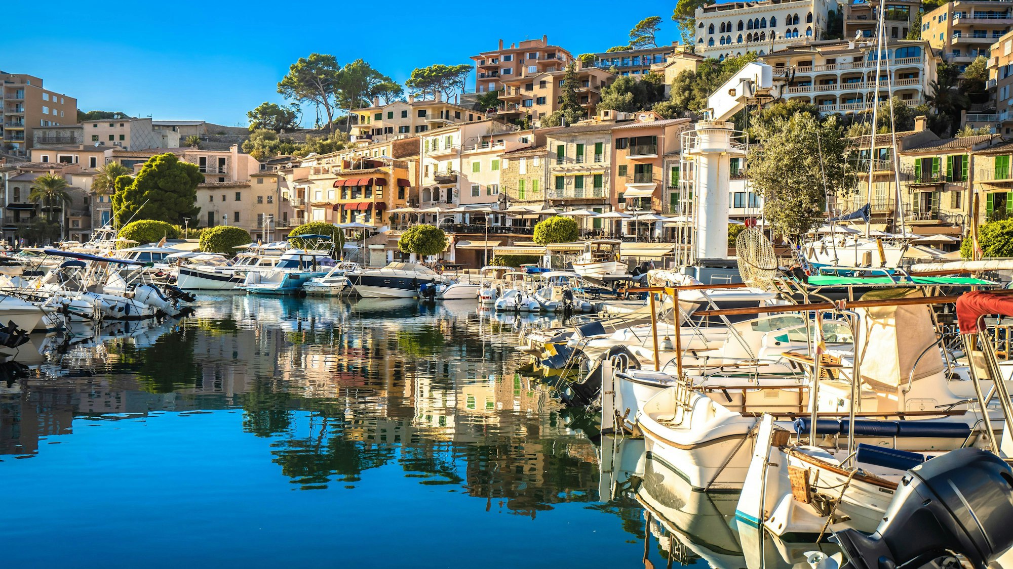 Blick auf den malerischen Hafen von Port de Soller auf Mallorca mit Booten und Häusern