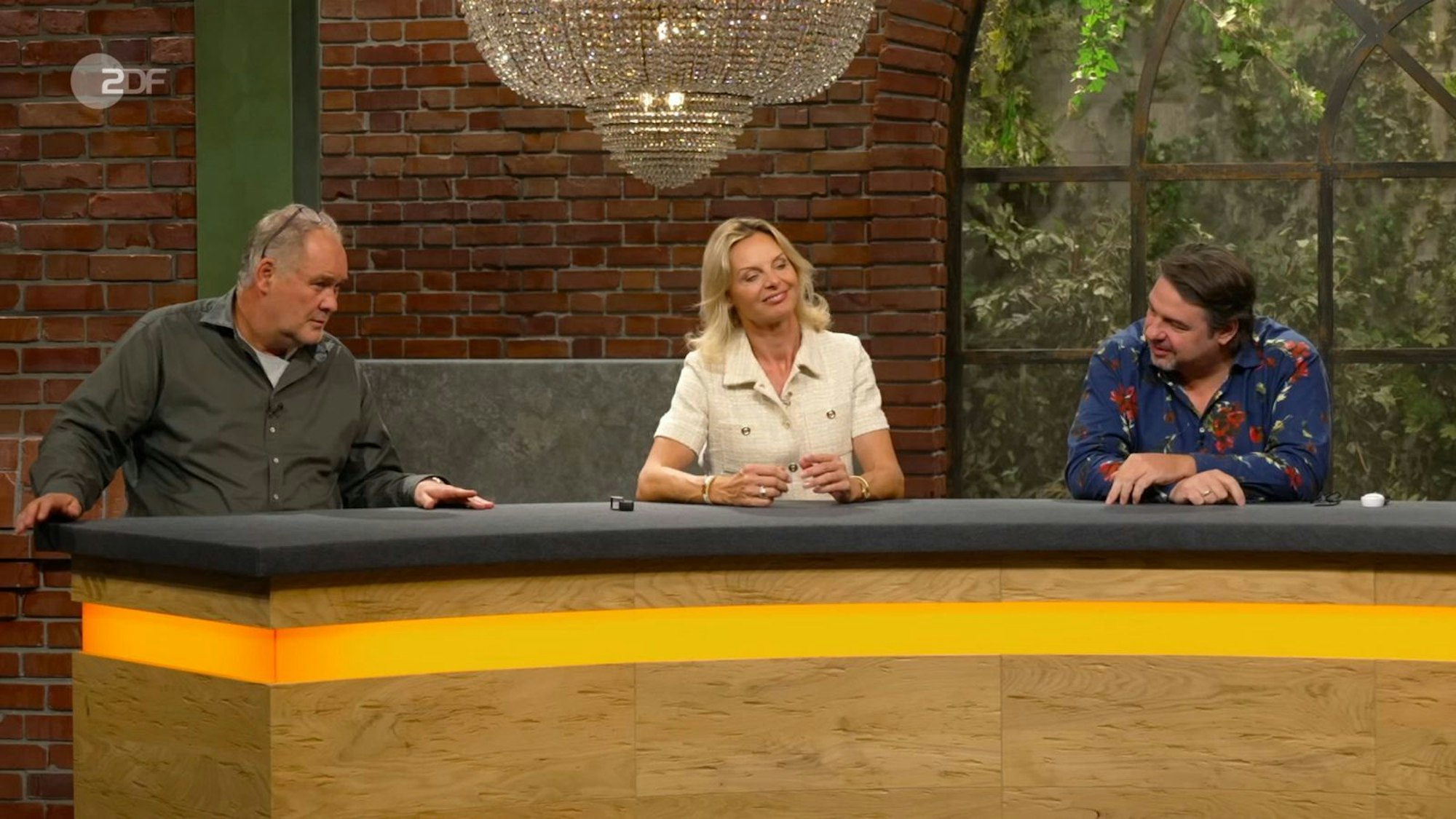 Susanne Steiger konnte nur staunen: Walter Lehnertz (links) und Daniel Meyer überboten sich auf das Fünffache des Schätzpreises. (Bild: ZDF)