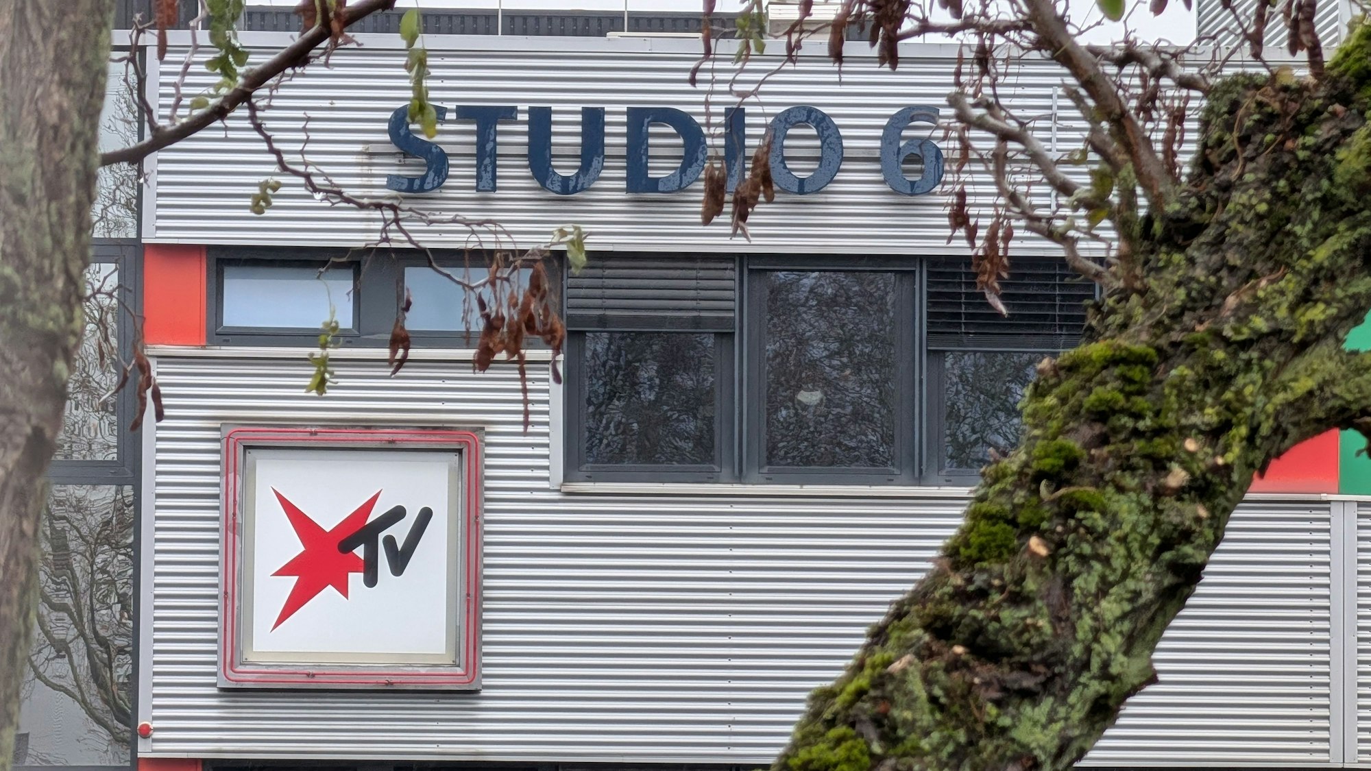 Das Foto zeigt eine Außenaufnahme der Fassade von Studio 6 mit dem Schild mit der Aufschrift „Stern TV“.