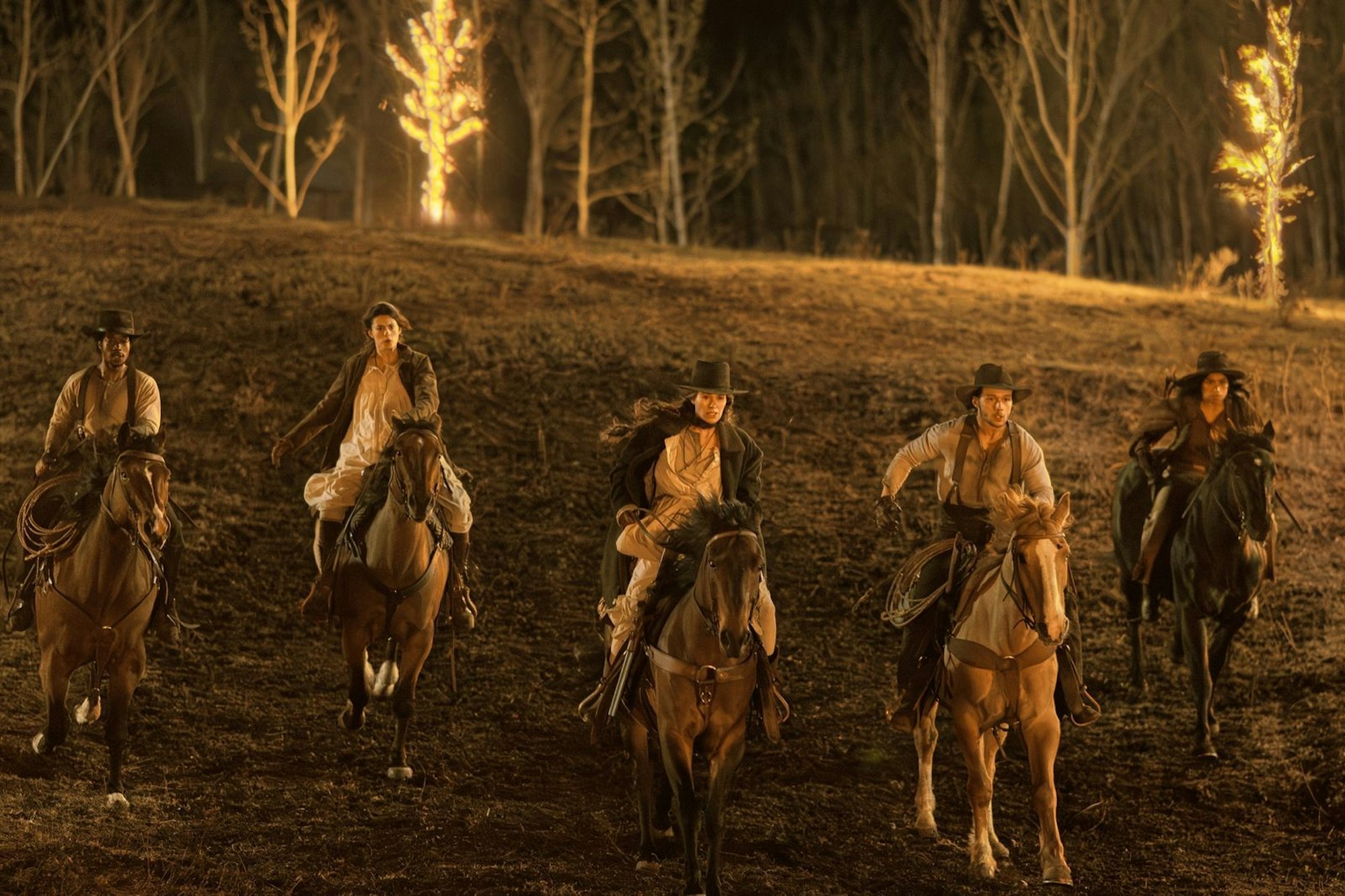 Fiona Nolan (Lena Headey, Mitte) und ihre Adoptivkinder müssen zum Auftakt der Serie ihre Rinderherde wieder einfangen. (Bild: © Netflix / Michelle Faye)