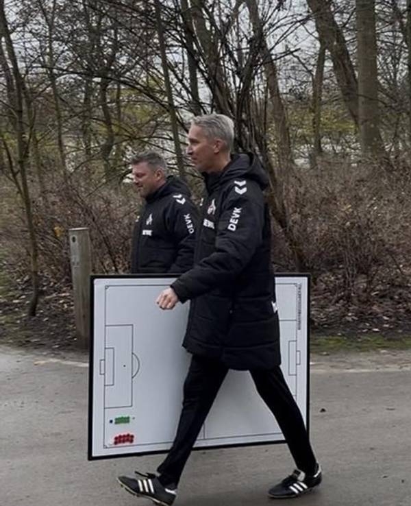 Frank Kaspari trägt eine Taktiktafel unter dem Arm, neben ihm geht Lukas Kwasniok.