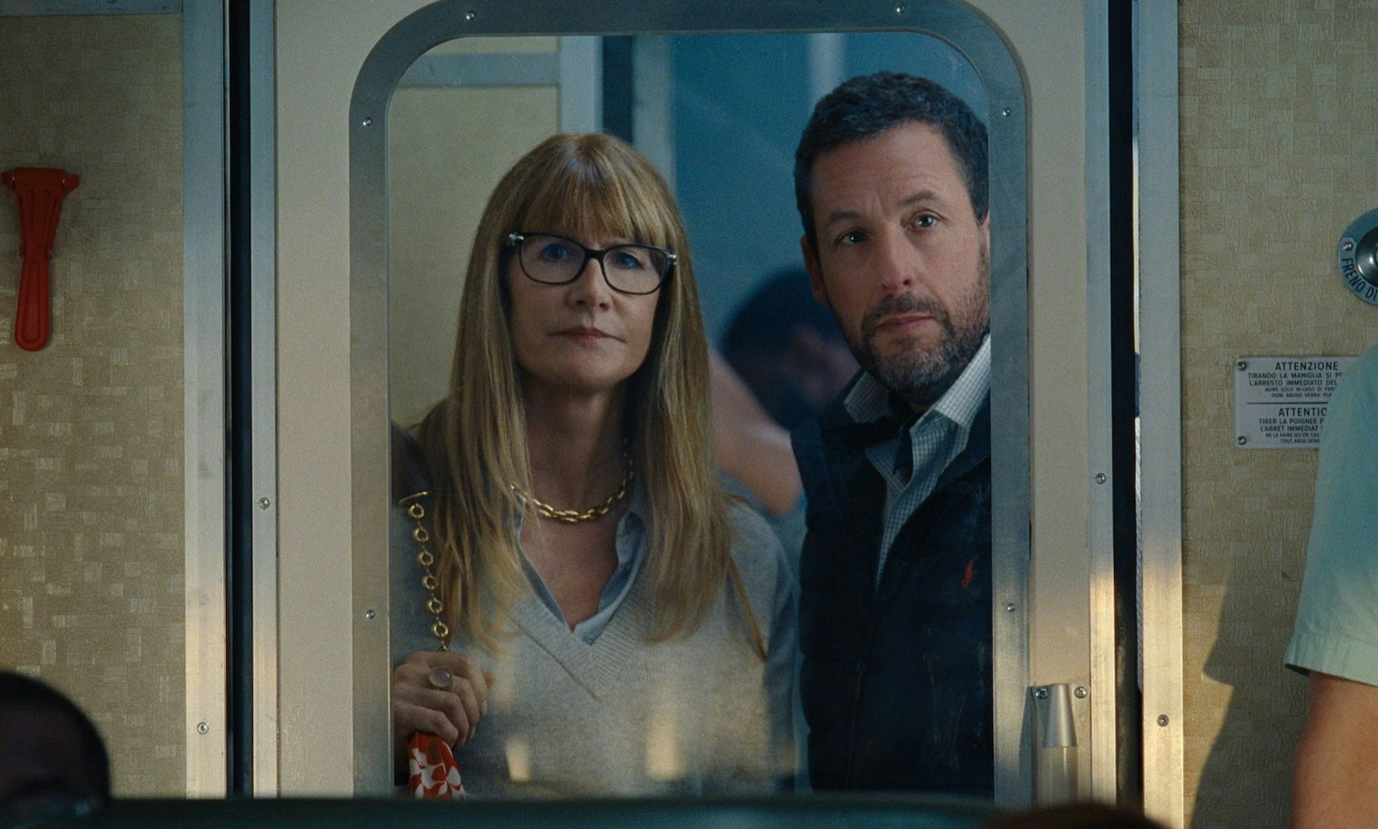 PR-Beauftragte Liz (Laura Dern) und Assistent Ron (Adam Sandler) können manchmal nur staunen, was Jay Kelly gerade wieder anstellt. (Bild: 2025 Netflix)