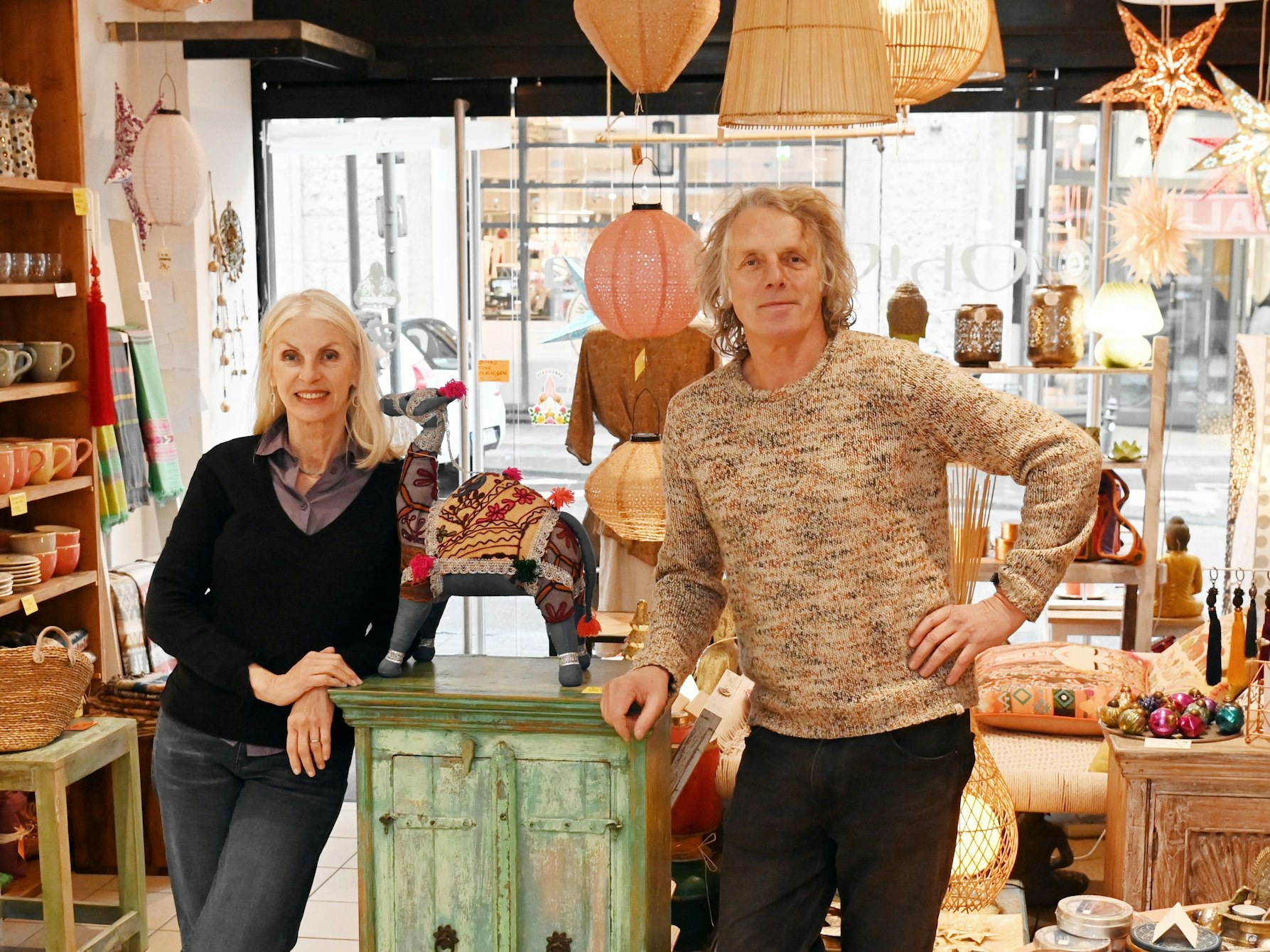 Eine Ära geht zu Ende: Patricia Schlüter und Norbert Wiegers in ihrem Laden „Oh! Calcutta“, der nach 29 Jahren schließt.