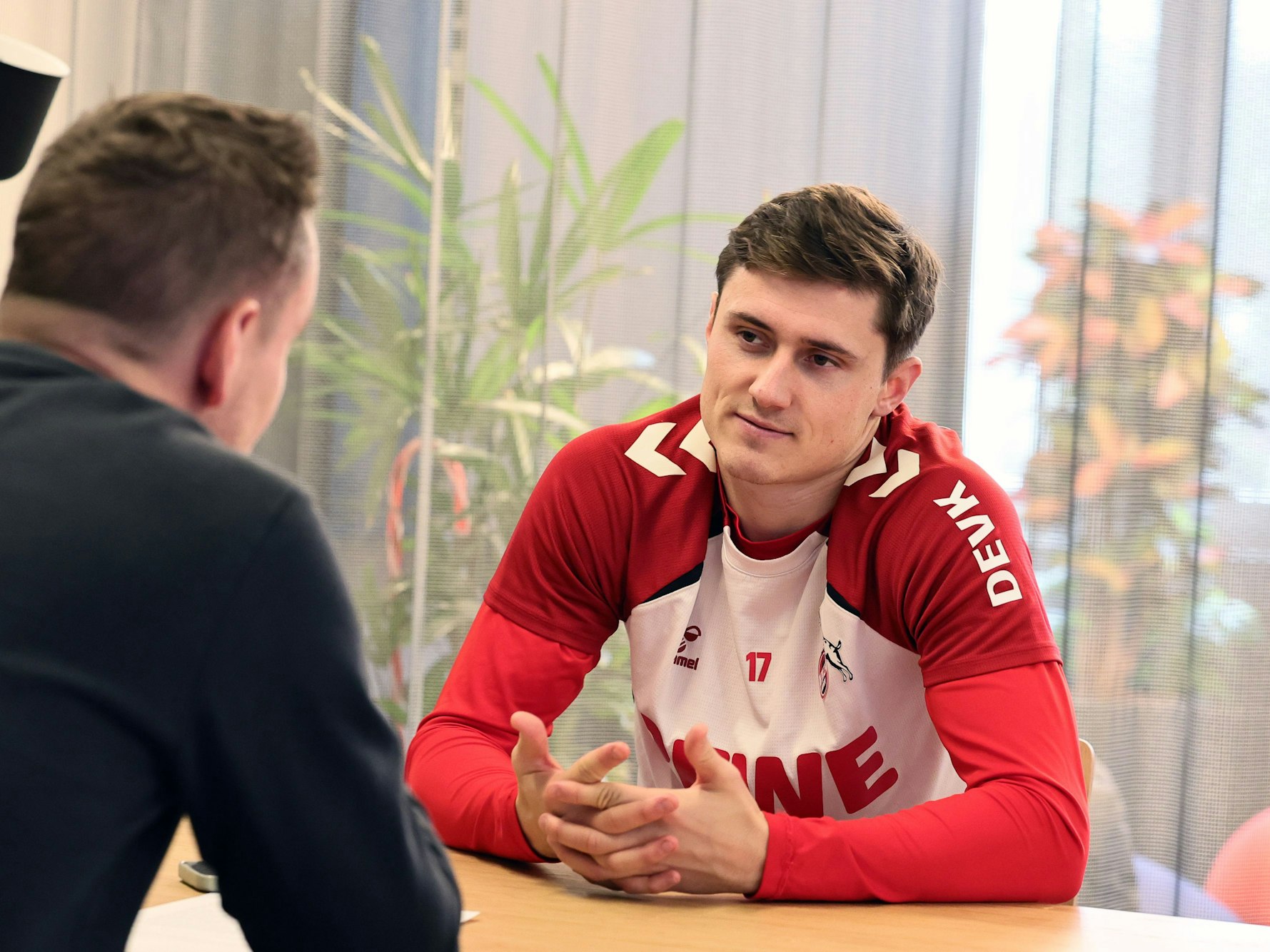 Alessio Castro-Montes (1. FC Köln) mit Express-Redakteur Jürgen Kemper beim Interview.