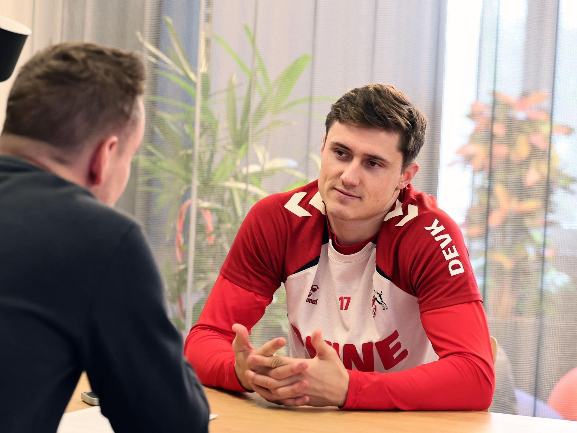 Alessio Castro-Montes (1. FC Köln) mit Express-Redakteur Jürgen Kemper beim Interview.