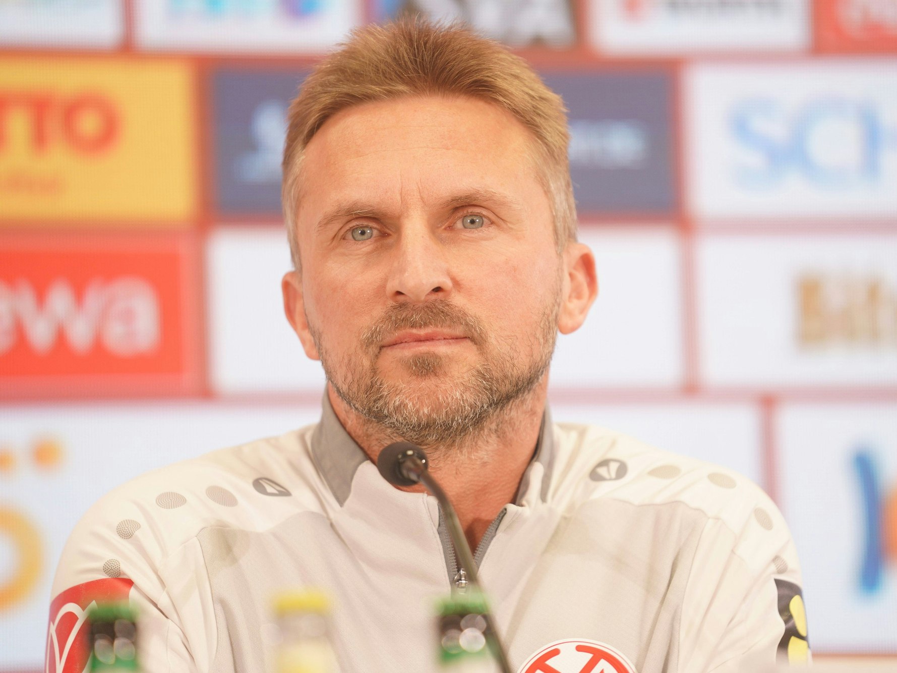 Benjamin Hoffmann bei einer Pressekonferenz.