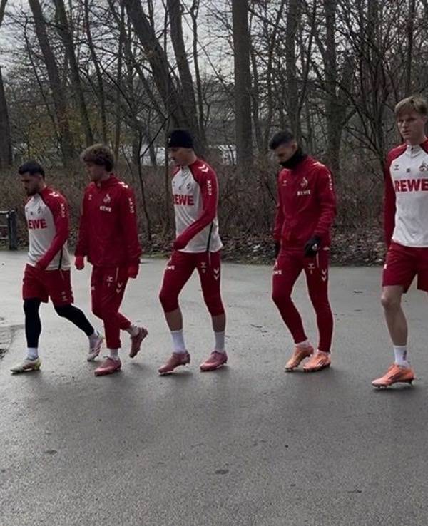 FC-Profis auf dem Weg zum Training.