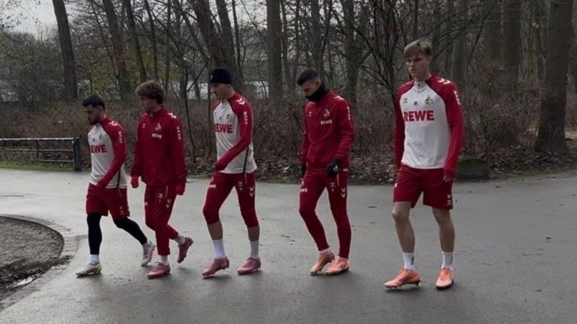 FC-Profis auf dem Weg zum Training.