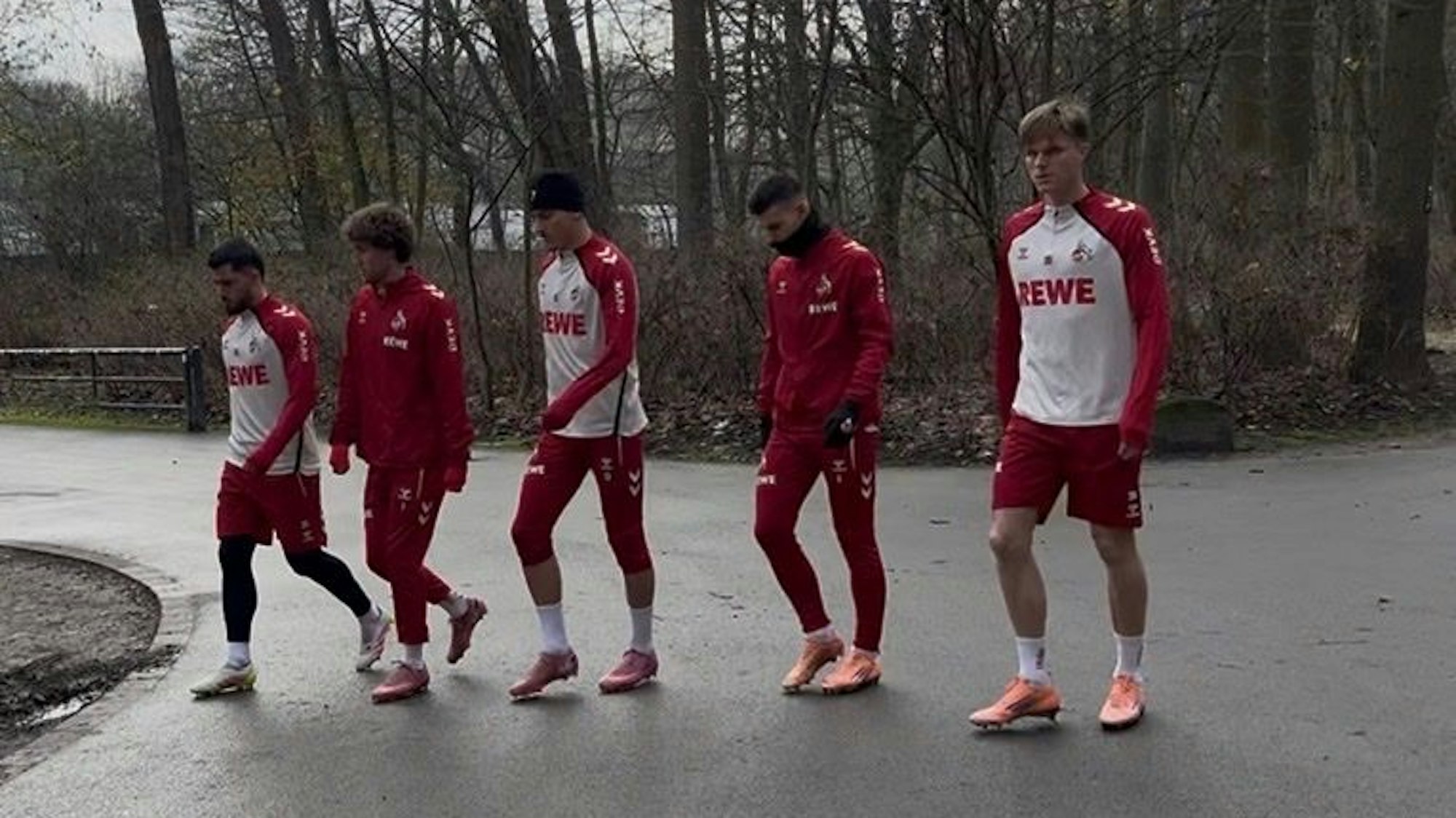 FC-Profis auf dem Weg zum Training.