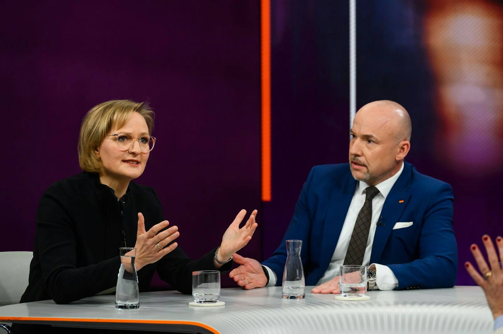 „Es macht alles keinen Sinn“, konnte sich Franziska Brantner (Parteivorsitzende der Grünen) die Ausgabe von Millliarden ohne Finanzierungsplan nicht erklären. (Bild: ZDF/Jule Roehr )