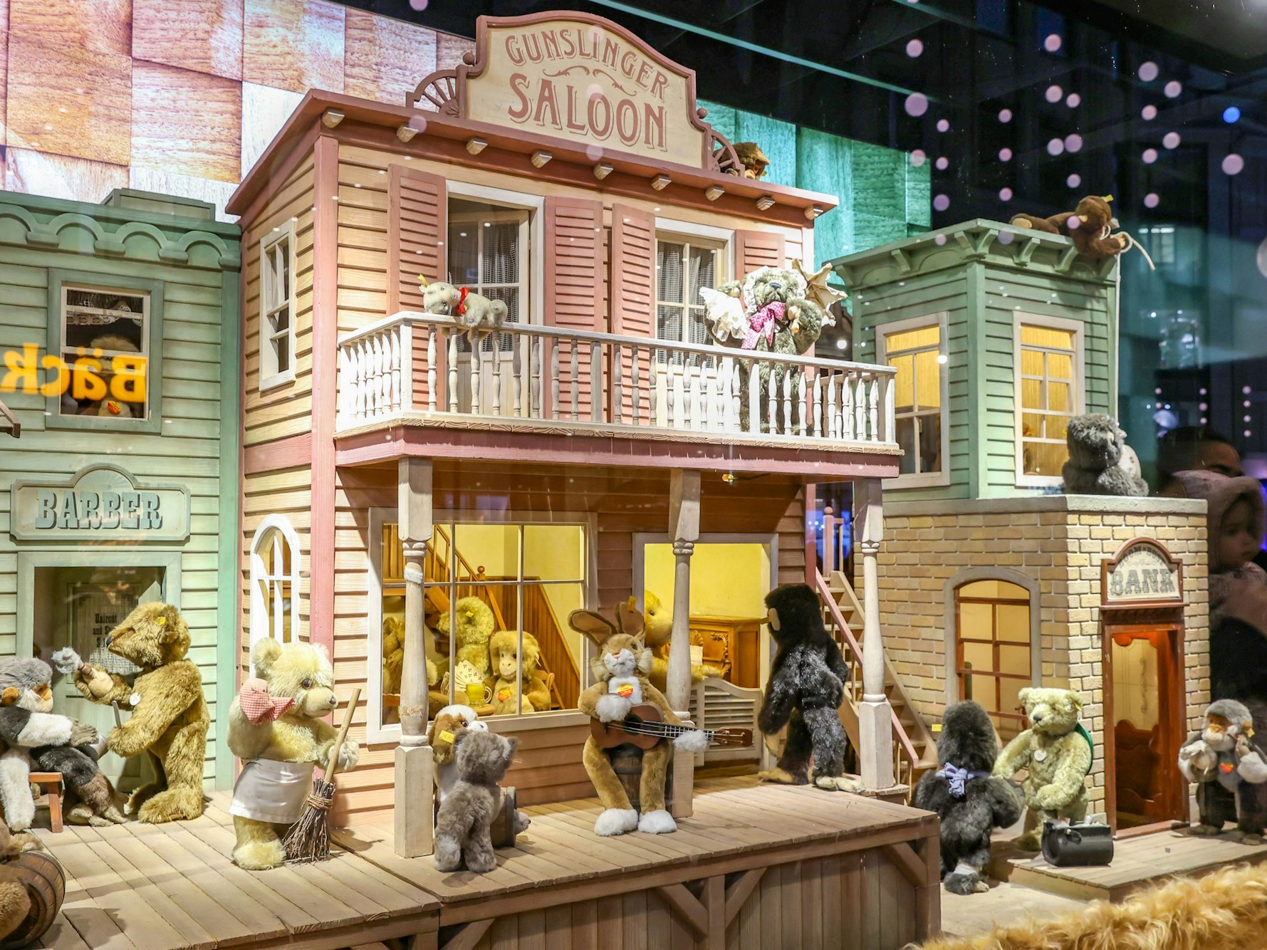 Die weihnachtlich dekorierten Schaufenster mit Plüschtieren von Galeria.