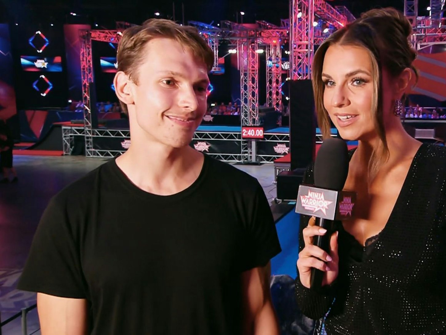 Große Enttäuschung für alle „Ninja Warrior“-Fans: Ole Janek hatte sich vor dem Finale verletzt und konnte nicht antreten. „Pech gehabt“, nahm er seine Absage im Interview mit Laura Wontorra locker. Er zählte zu den ganz großen Favoriten. (Bild: RTL)