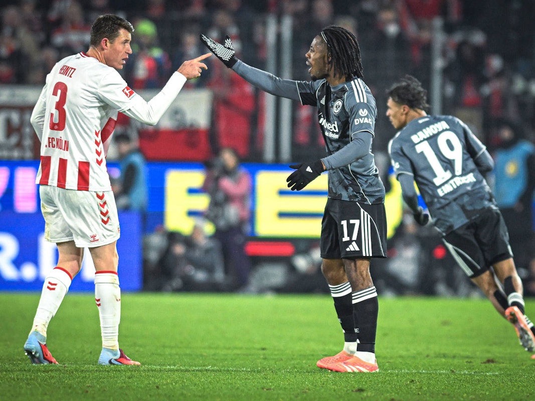 Elye Wahi diskutiert mit Dominique Heintz.