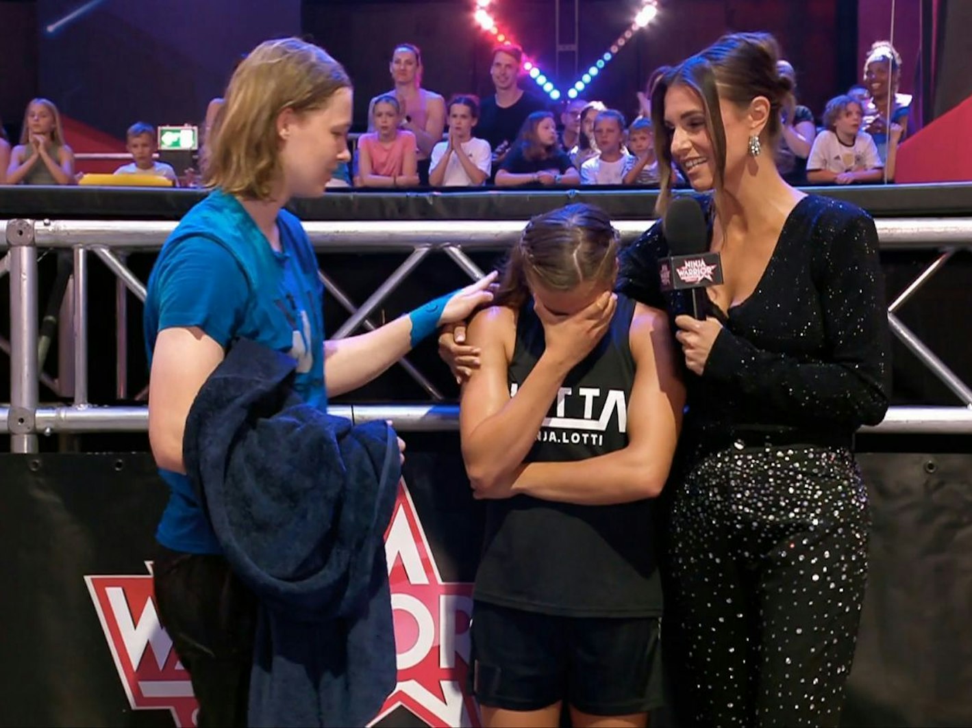 Auch Nicola Wulf (links) scheiterte am Stahl-Gleiter, war aber schneller am Hindernis als Lotta. Deshalb verteidigte sie ihren Titel als LWS und sicherte sich 25.000 Euro. Gemeinsam mit Laura Wontorra tröstete sie die bitter enttäuschte Lotta. (Bild: RTL)