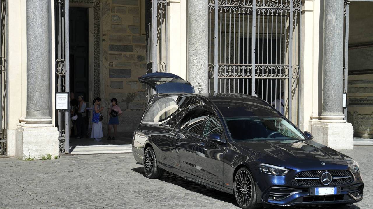 Ein dreister Bestatter hat einen Toten zum Tempo-Sünder gemacht. Das Symbolfoto zeigt einen Leichenwagen vor der römischen Kirche Santa Maria in Trastevere.