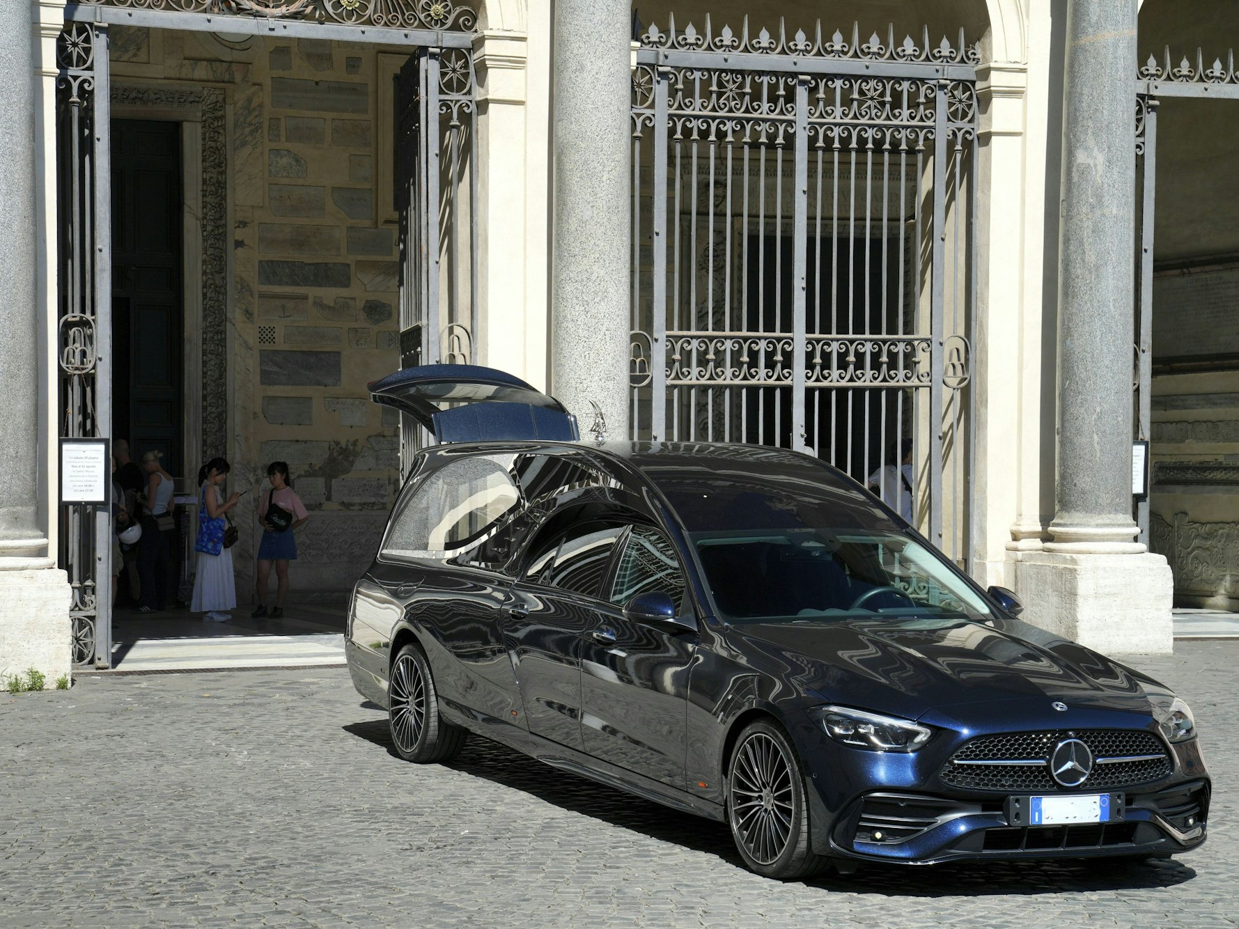 Ein dreister Bestatter hat einen Toten zum Tempo-Sünder gemacht. Das Symbolfoto zeigt einen Leichenwagen vor der römischen Kirche Santa Maria in Trastevere.