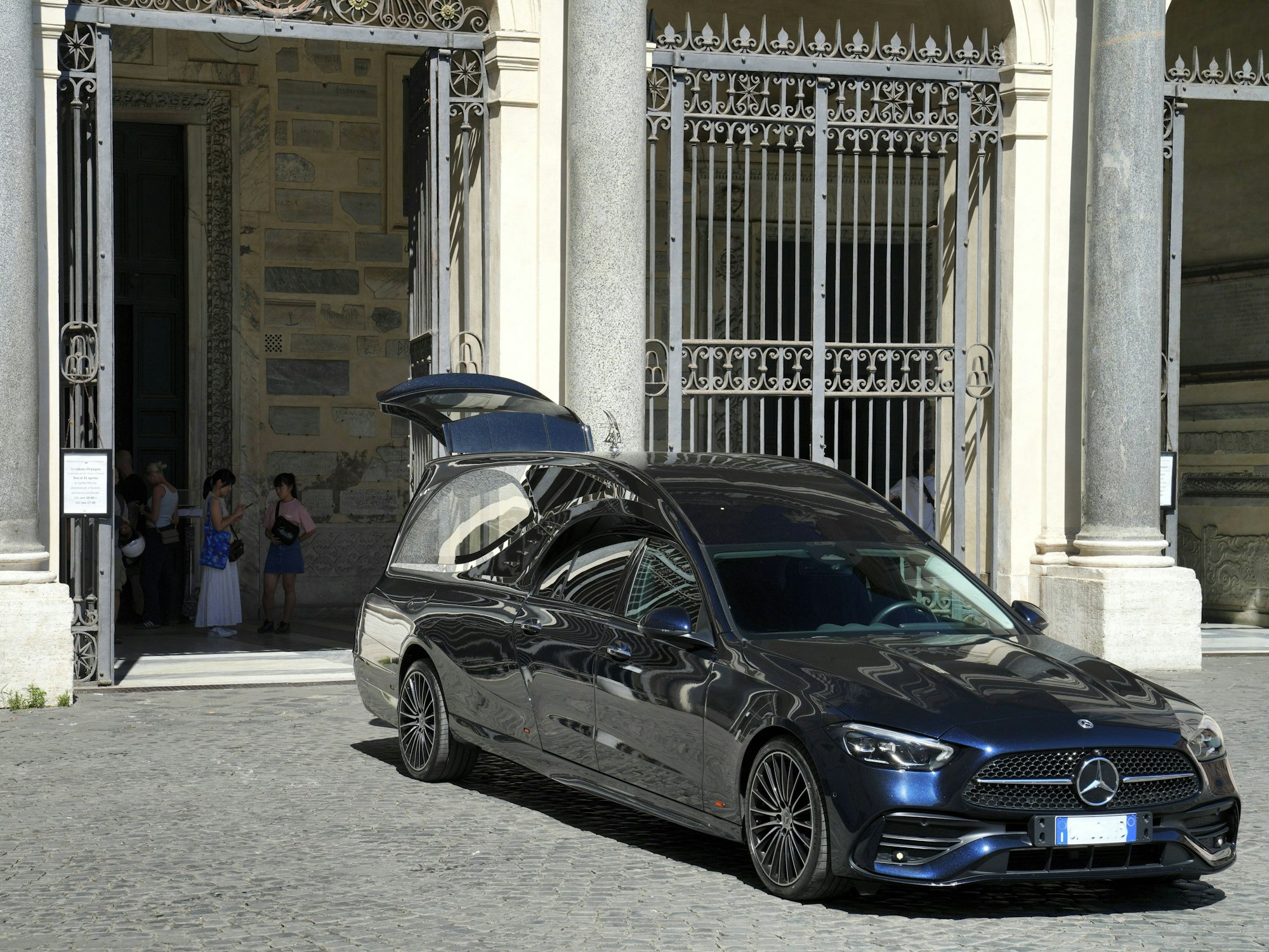 Ein dreister Bestatter hat einen Toten zum Tempo-Sünder gemacht. Das Symbolfoto zeigt einen Leichenwagen vor der römischen Kirche Santa Maria in Trastevere.
