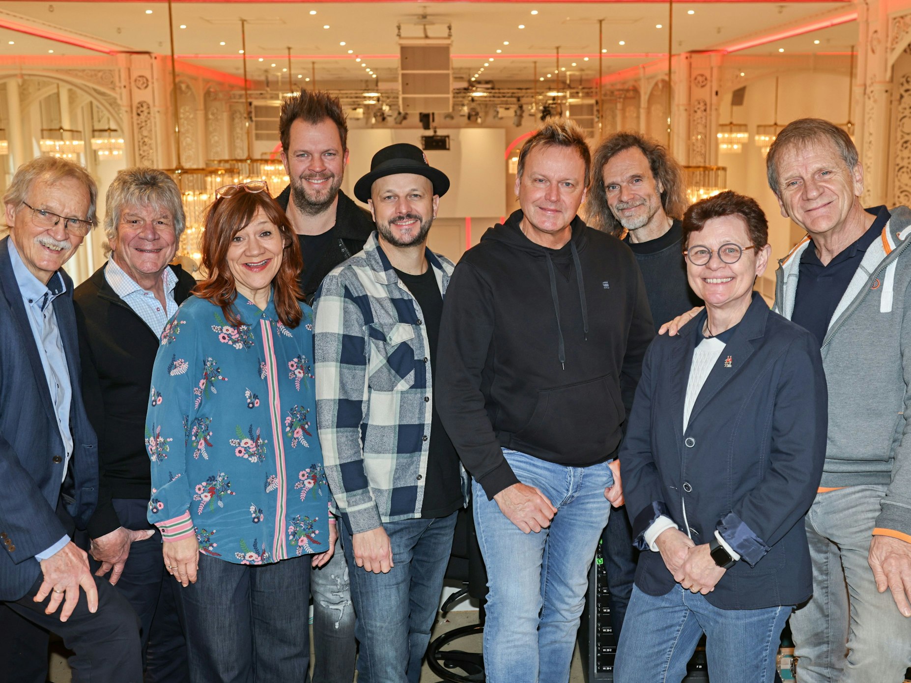 Wolfgang Oelsner, Bömmel Lückerath, Annette Fuchs, Sven Welter, Pit Hupperten, Mirko Bäumer, Hanz Thodam, Monika Salchert und Klaus Lückerath stehen in der Flora.