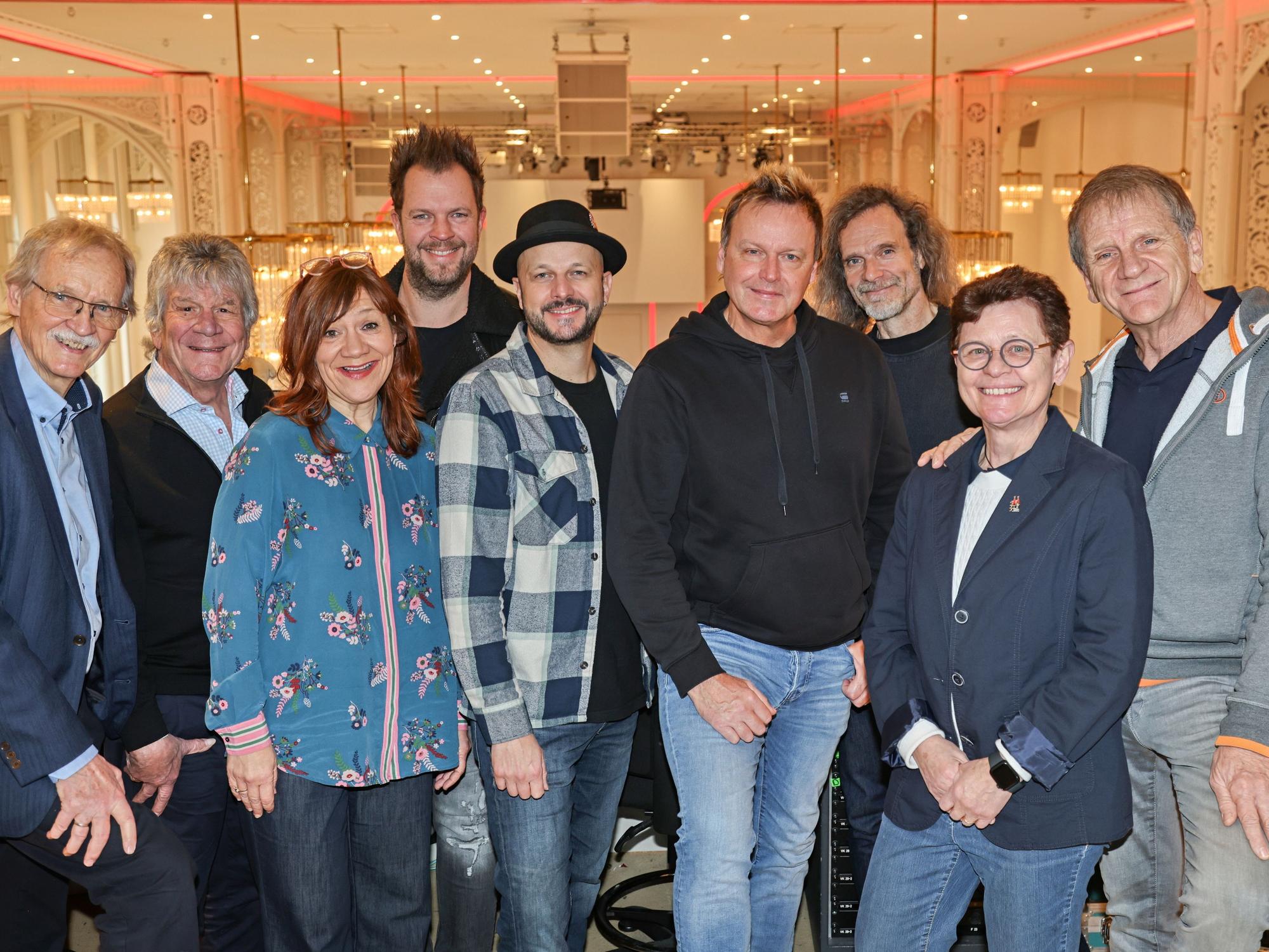 Wolfgang Oelsner, Bömmel Lückerath, Annette Fuchs, Sven Welter, Pit Hupperten, Mirko Bäumer, Hanz Thodam, Monika Salchert und Klaus Lückerath stehen in der Flora.