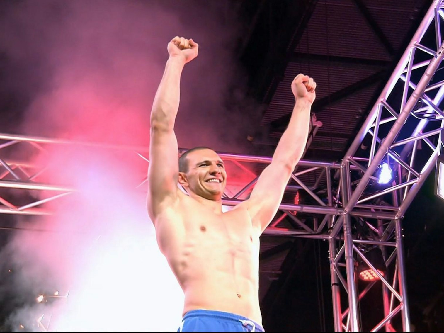 Im Halbfinale fast raus, im ersten Finaldurchgang nicht zu schlagen: Daniel „Dima“ Gerber nagelte die schnellste Zeit in den Parcours. „Das war ne Ansage“, lobte Moderator Jan Köppen. (Bild: RTL)