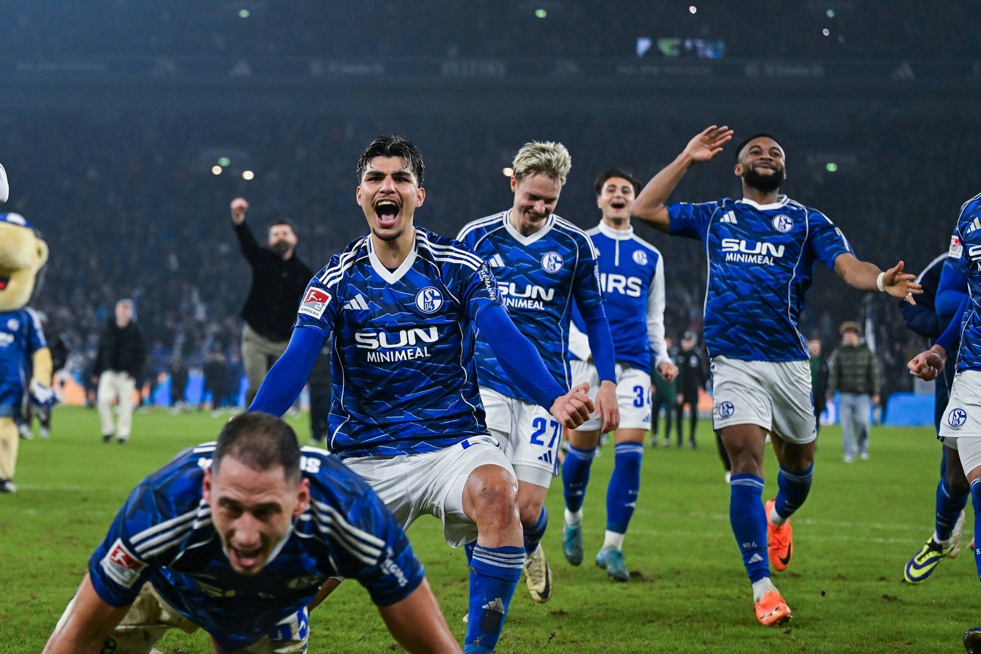 Schalke-Spieler laufen jubelnd zu ihren Fans.