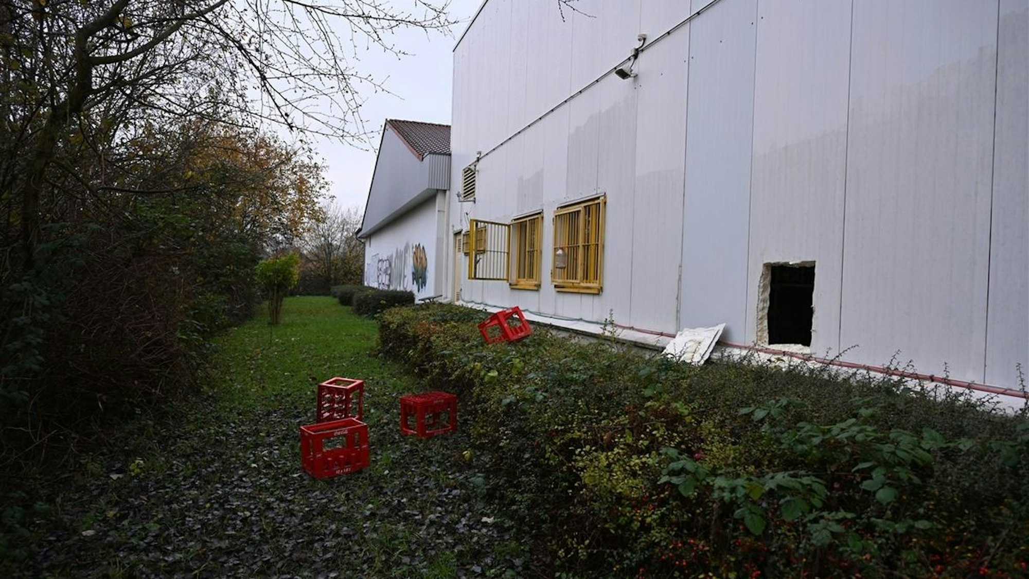 Ein mit Flatterband abgesperrter Tatort an einer Halle.