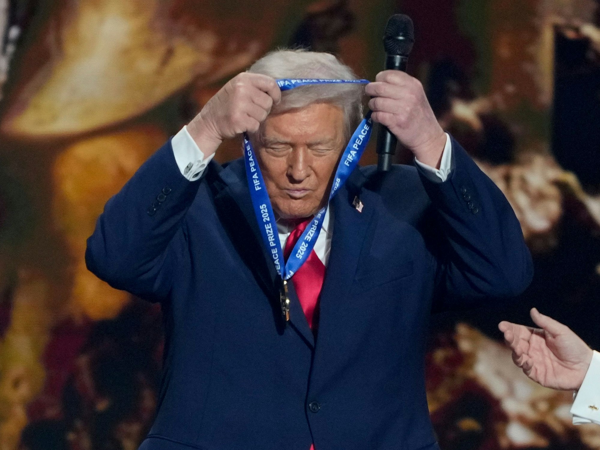 US-Präsident Donald Trump erhält den FIFA-Friedenspreis und legt eine Medaille um. Die FIFA Fußball-WM findet vom 11. Juni bis 19. Juli 2026 in den USA, Mexiko und Kanada statt.