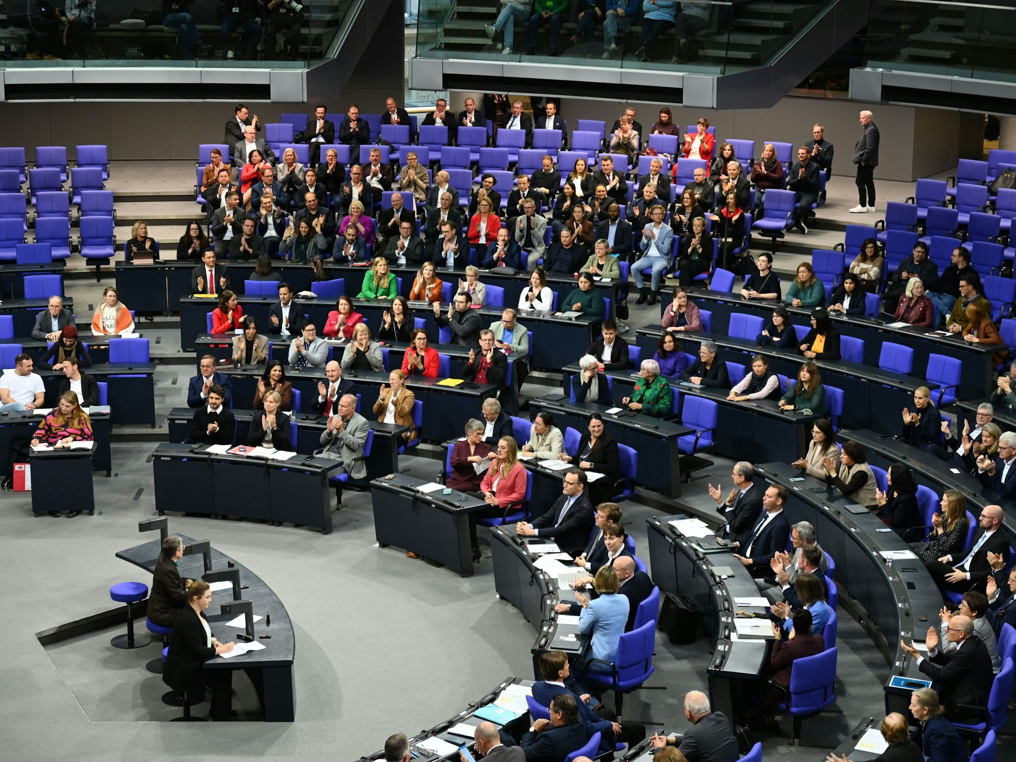Die Fraktionen von CDU und SPD applaudieren im Bundestag bei der Bekanntgabe des Ergebnisses der Abstimmung.