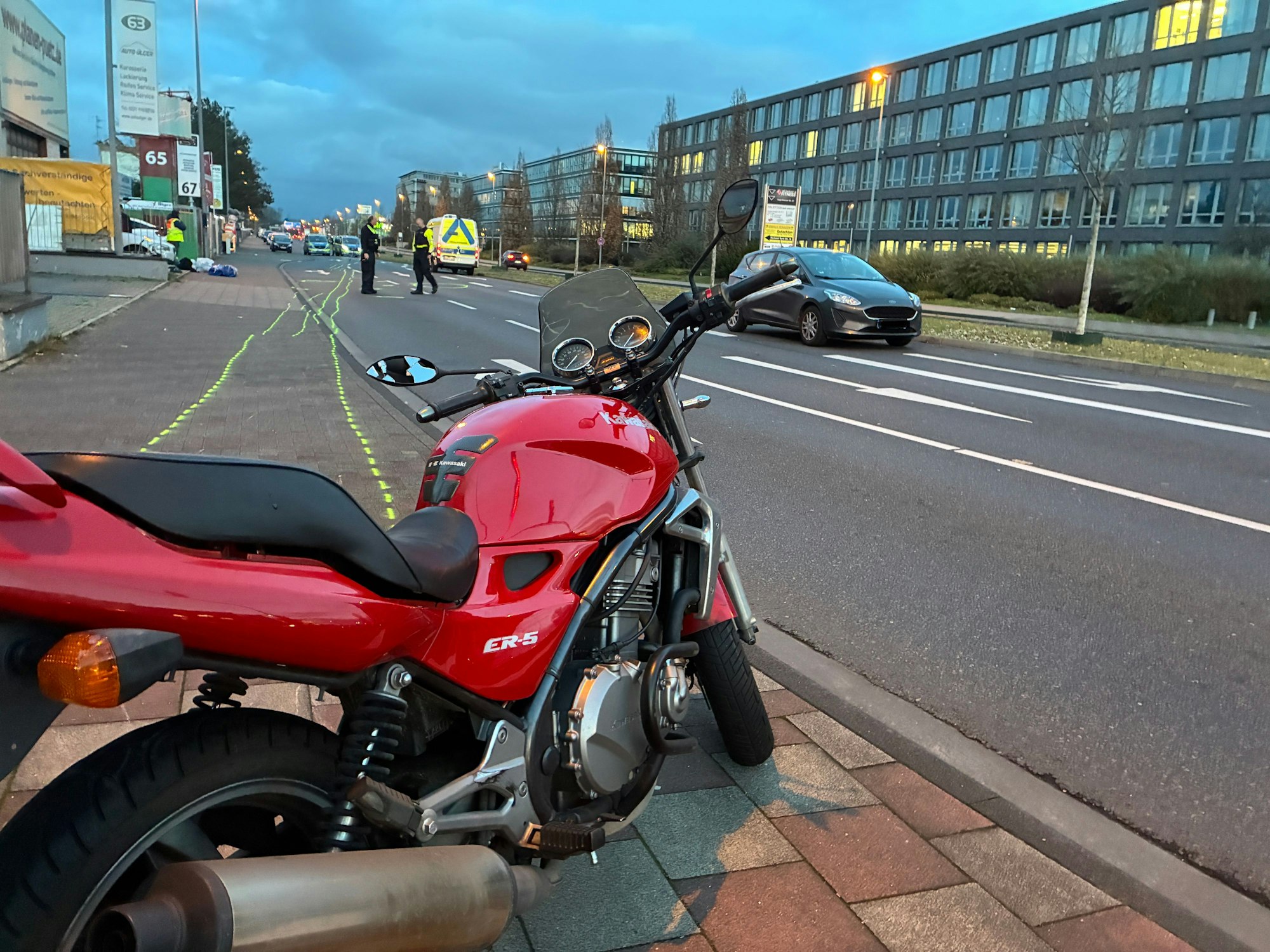 Bei einem heftigen Unfall in Köln-Ossendorf wurde ein Kradfahrer schwer verletzt.