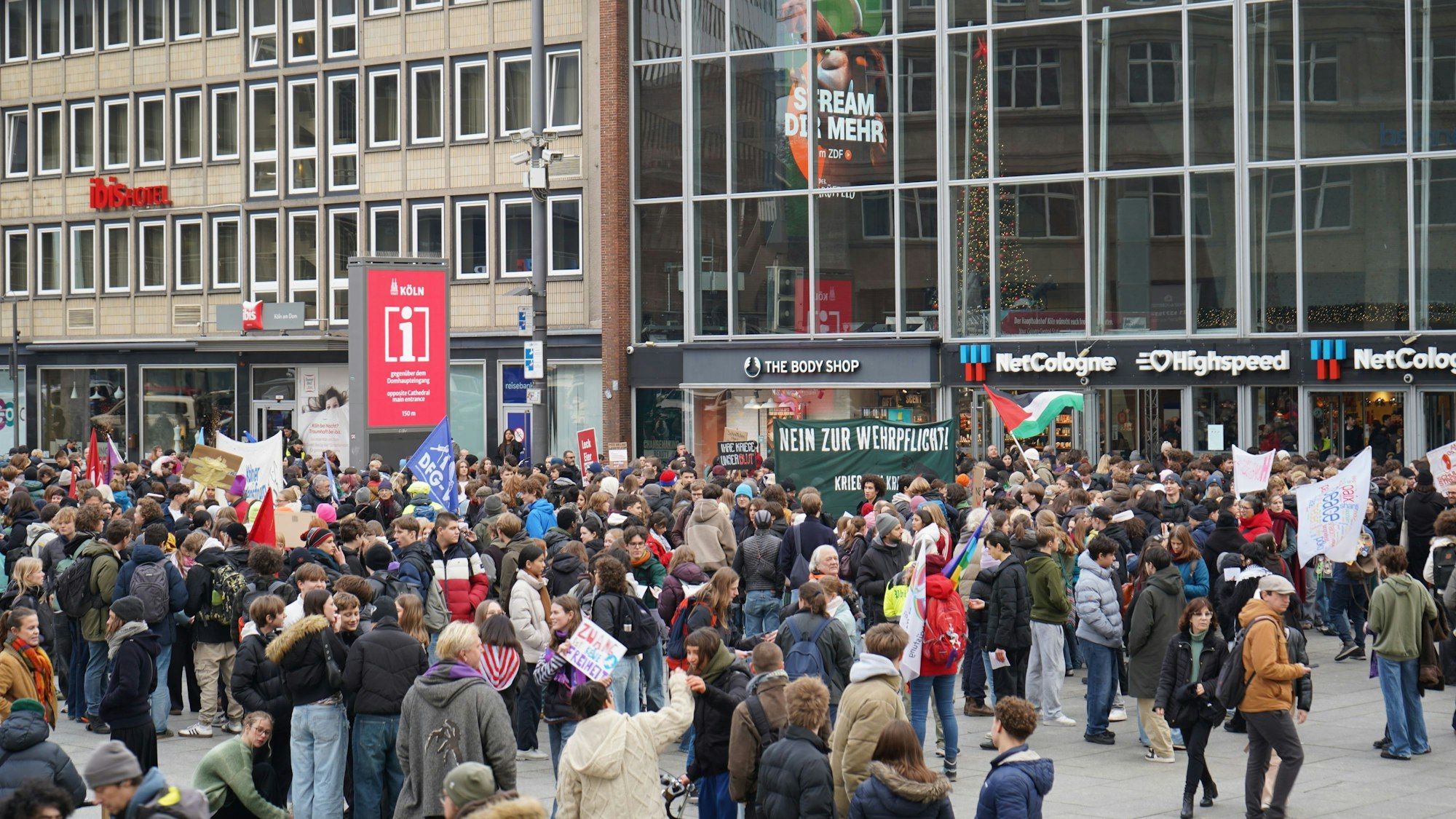 Das Bild zeigt die Demonstranten auf dem Platz.