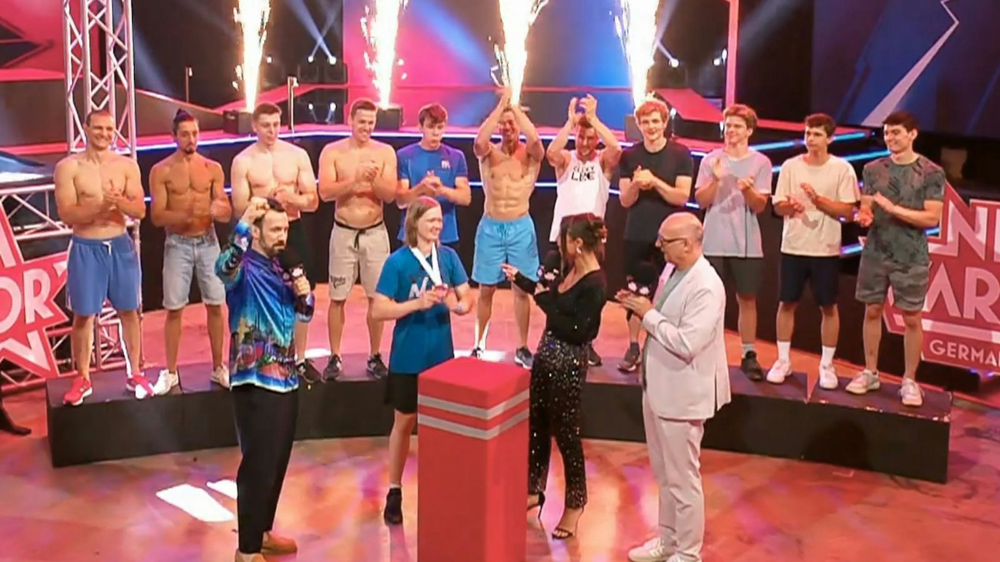 Gruppenbild der für Stage 2 Qualifizierten mit Moderatoren-Crew und vor allem der alten und neuen Last Woman Standing: Nicola Wulf. (Bild: RTL)