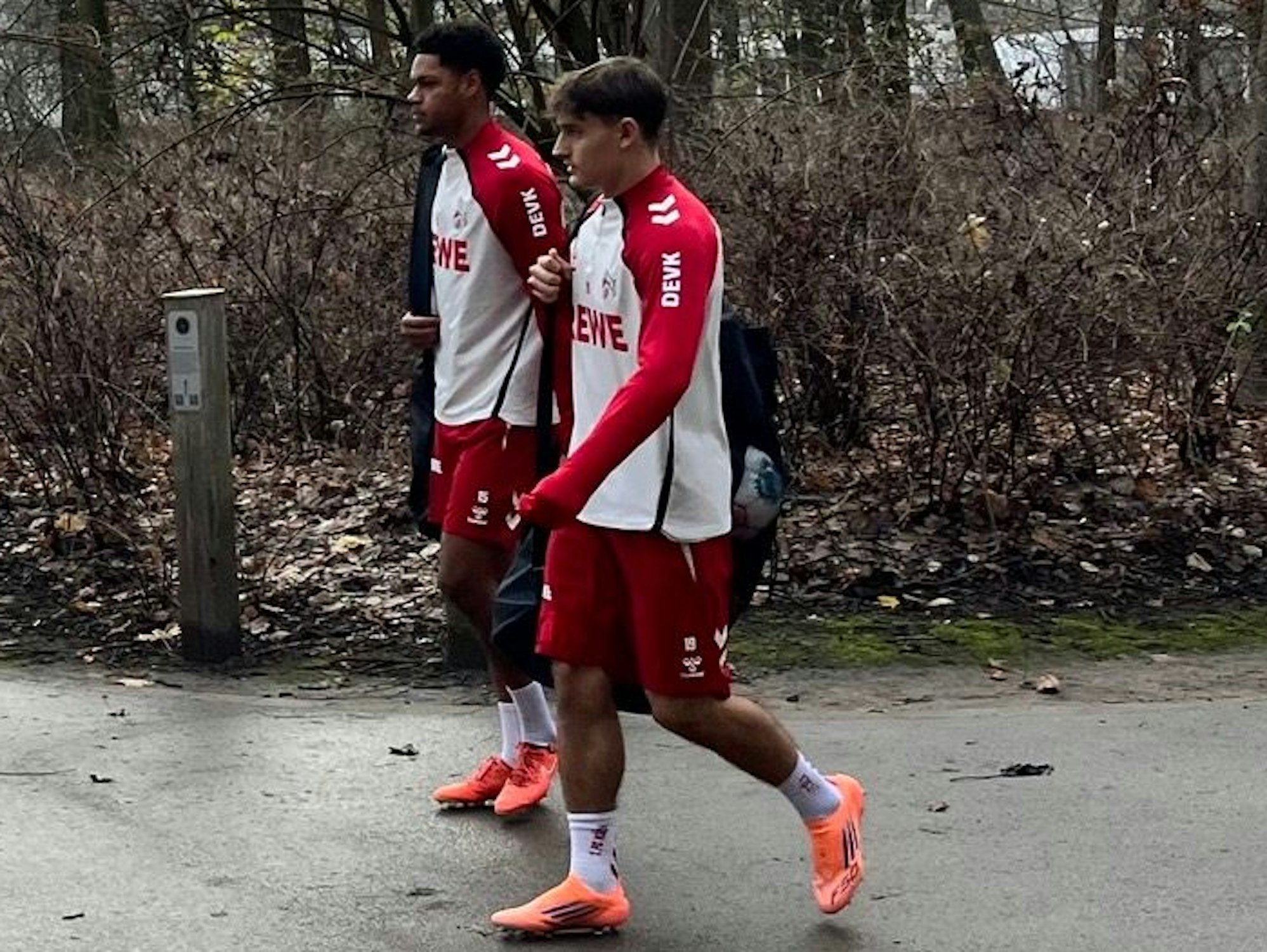 Yannick Mausehund und Cenny Neumann beim 1. FC Köln auf dem Weg zum Training.