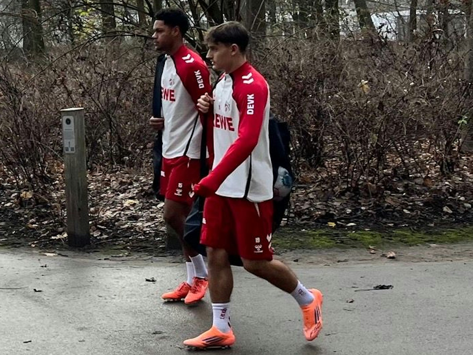 Yannick Mausehund und Cenny Neumann beim 1. FC Köln auf dem Weg zum Training.