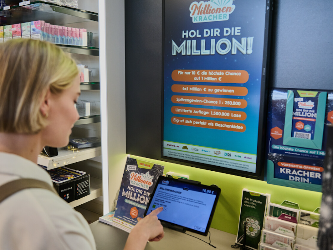 Eine Frau steht in einem Lottogeschäft, um bei der Lotterie MillionenKracher mitzumachen
