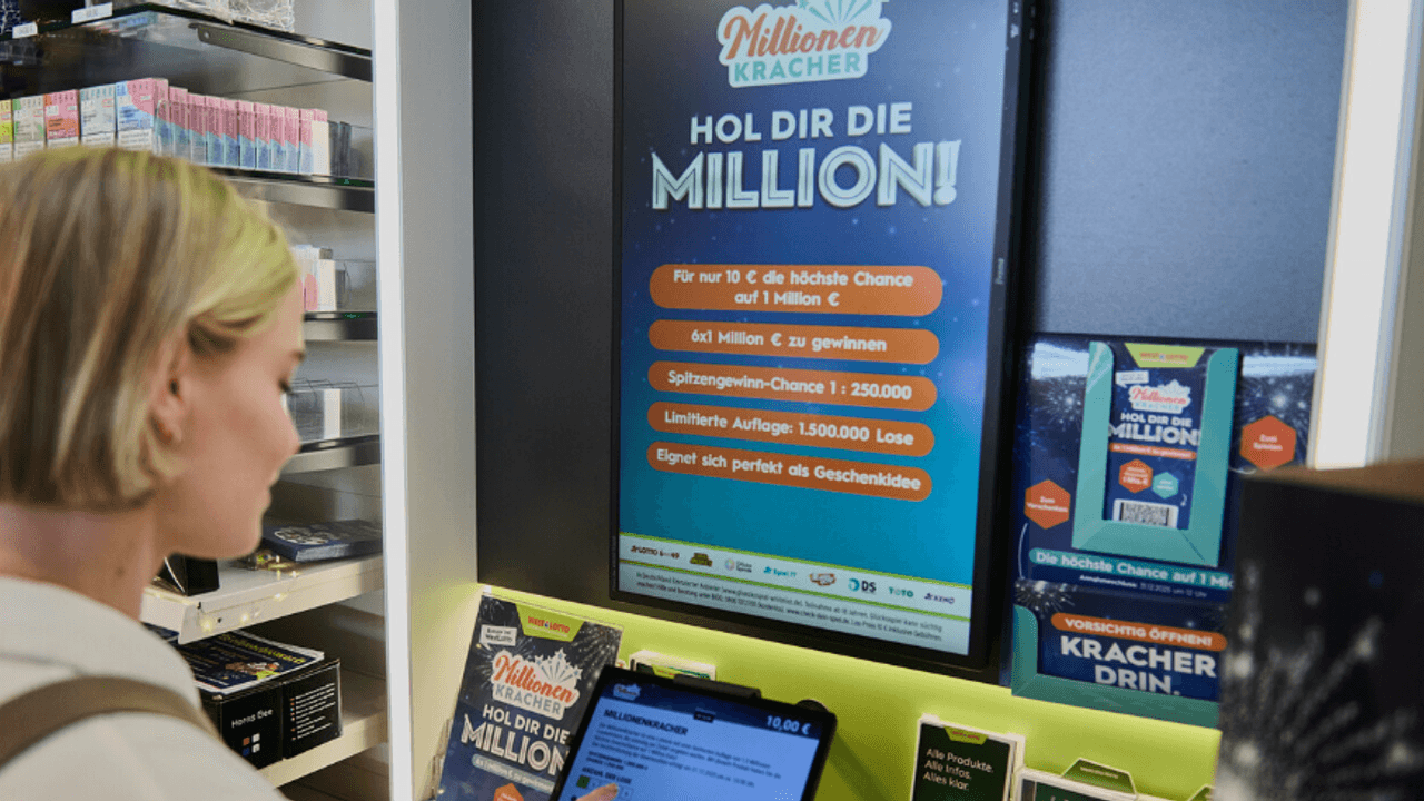 Eine Frau steht in einem Lottogeschäft, um bei der Lotterie MillionenKracher mitzumachen