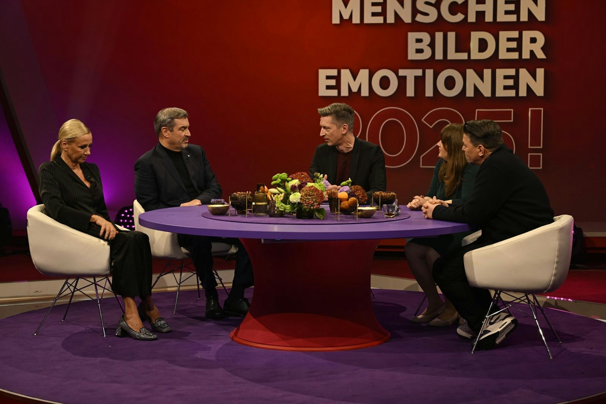 Steffen Hallaschka sprach mit seinen Gästen am Donnerstagabend über das zu Ende gehende Jahr 2025. (Bild: RTL / Annette Etges)