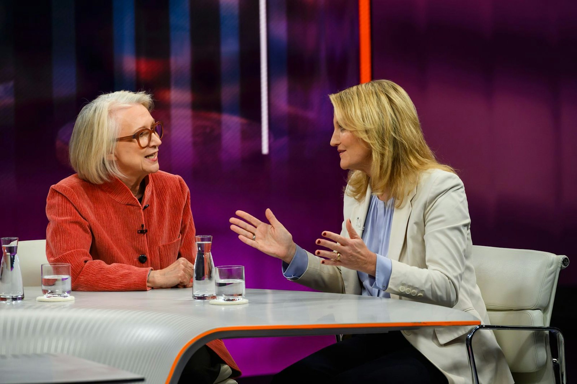 „In dem Paket ist alles mögliche, was in die falsche Richtung rennt“, sprach sich auch Monika Schnitzer (links), Vorsitzende der „Wirtschaftsweisen“, gegen das Paket aus. (Bild: ZDF/Jule Roehr )