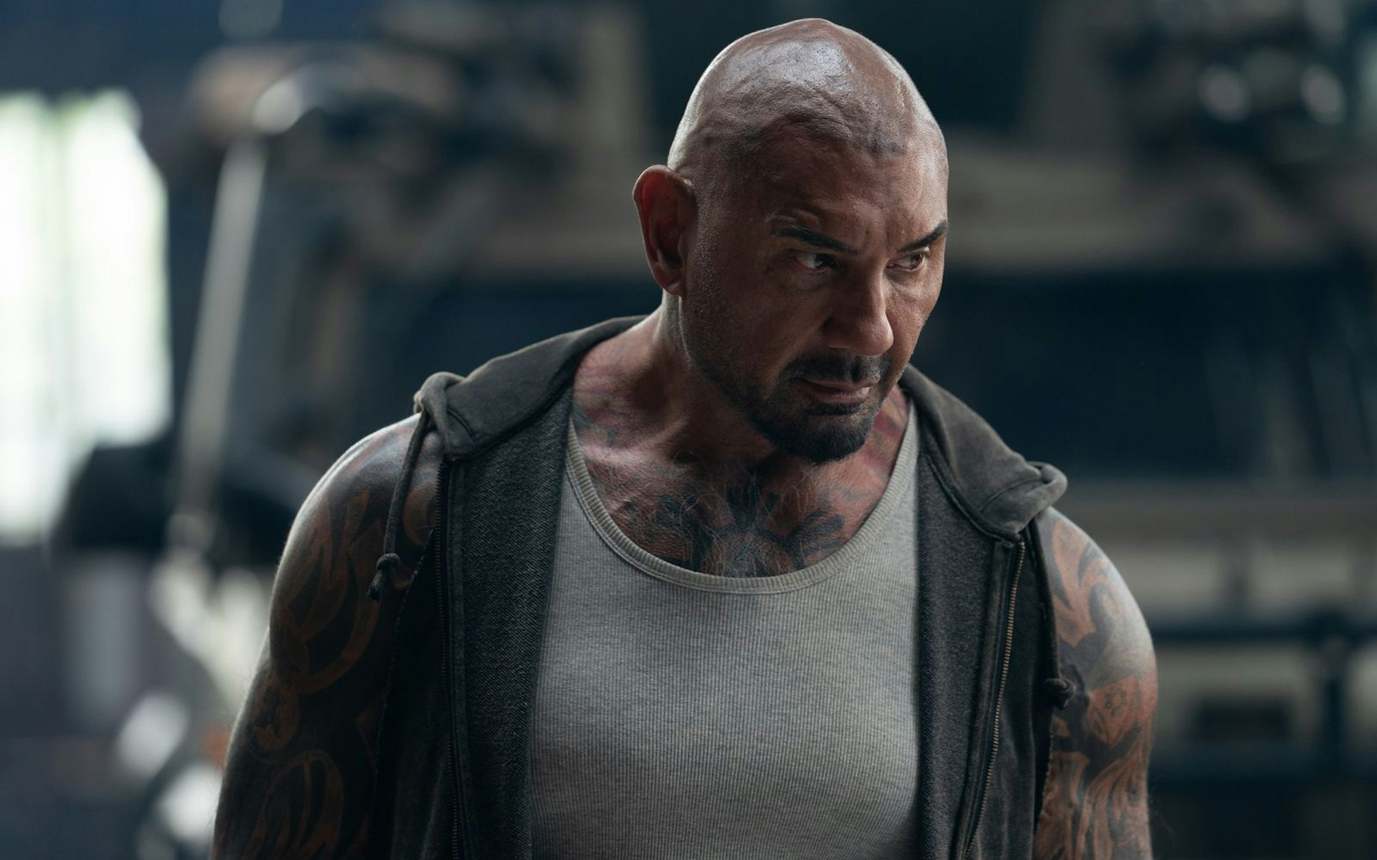 Hat weniger Haare auf dem Kopf als Indiana Jones, kann dafür aber viel kräftiger zuschlagen: Jake (Dave Bautista) ist darauf spezialisiert, in einer postapokalyptischen Welt alte Schätze zu finden.
(Bild: Leonine/Fourth Chance Productions LLC/Dusan Martincek)