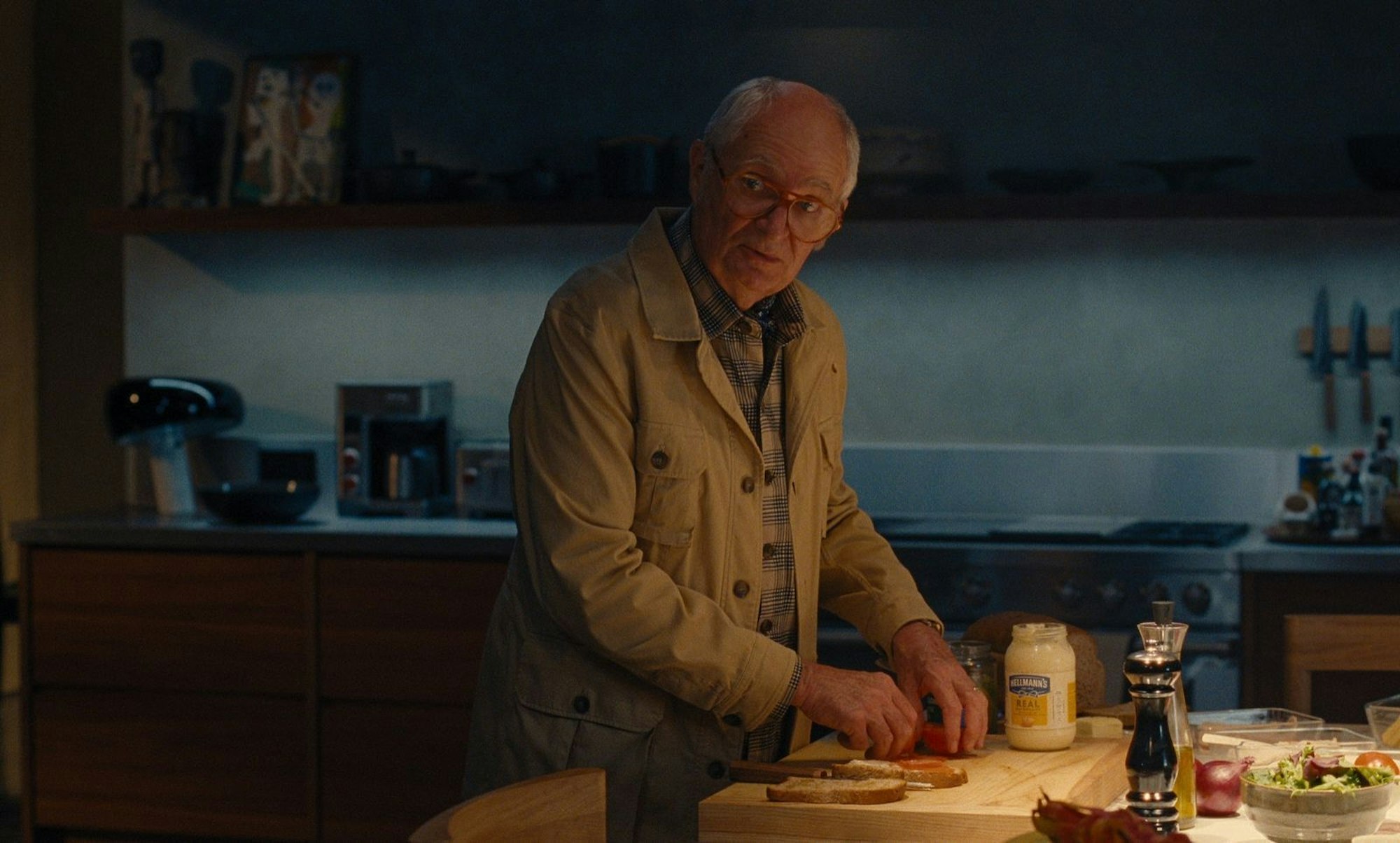 Peter Schneider (Jim Broadbent) hat Jay Kelly einst zum Durchbruch verholfen, zuletzt wollte der Superstar aber nichts mehr von seinem Mentor wissen. (Bild: 2025 Netflix)