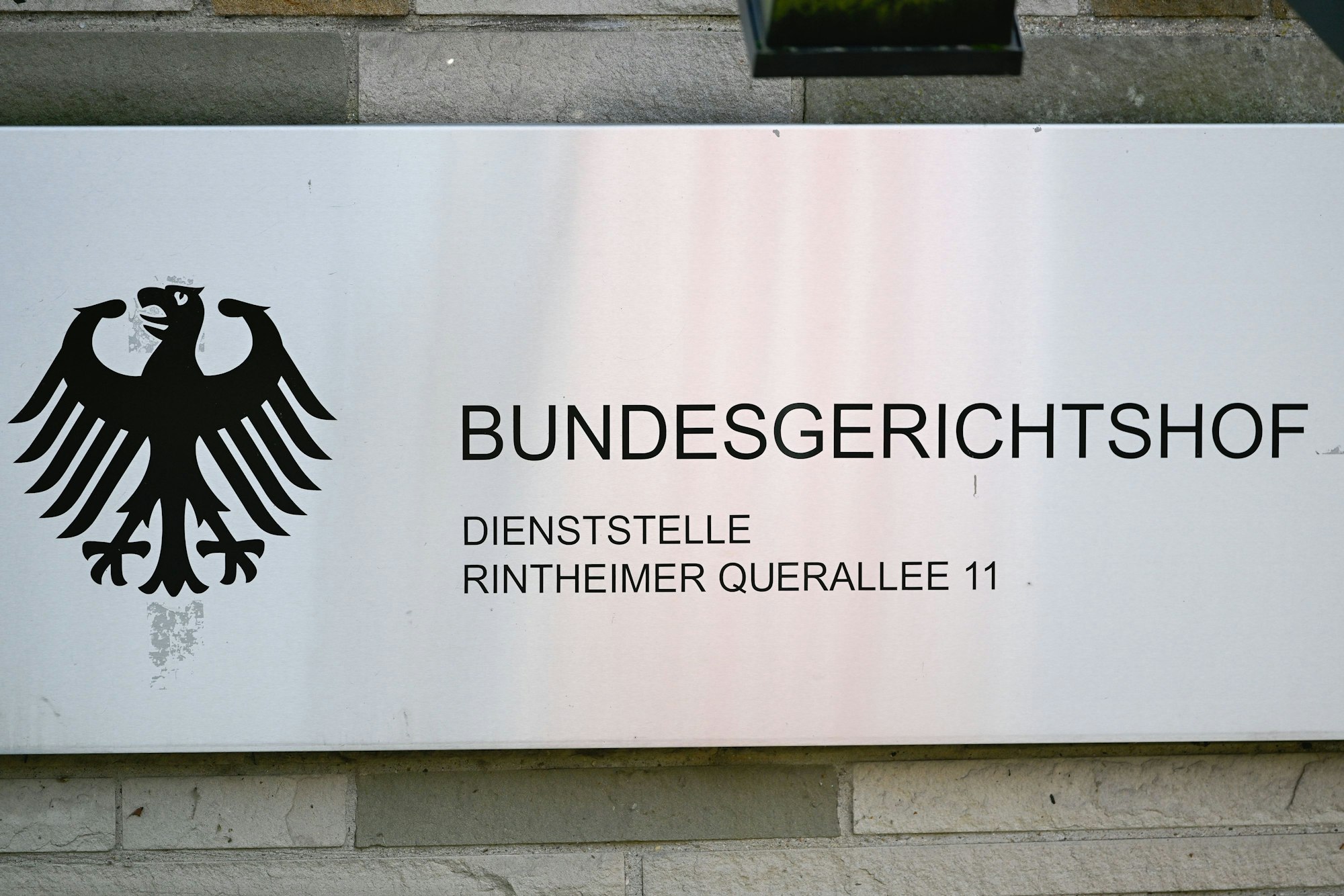 Weisses Schild des Bundesgerichtshofs mit Bundesadler und der Adresse Rintheimer Querallee 11
