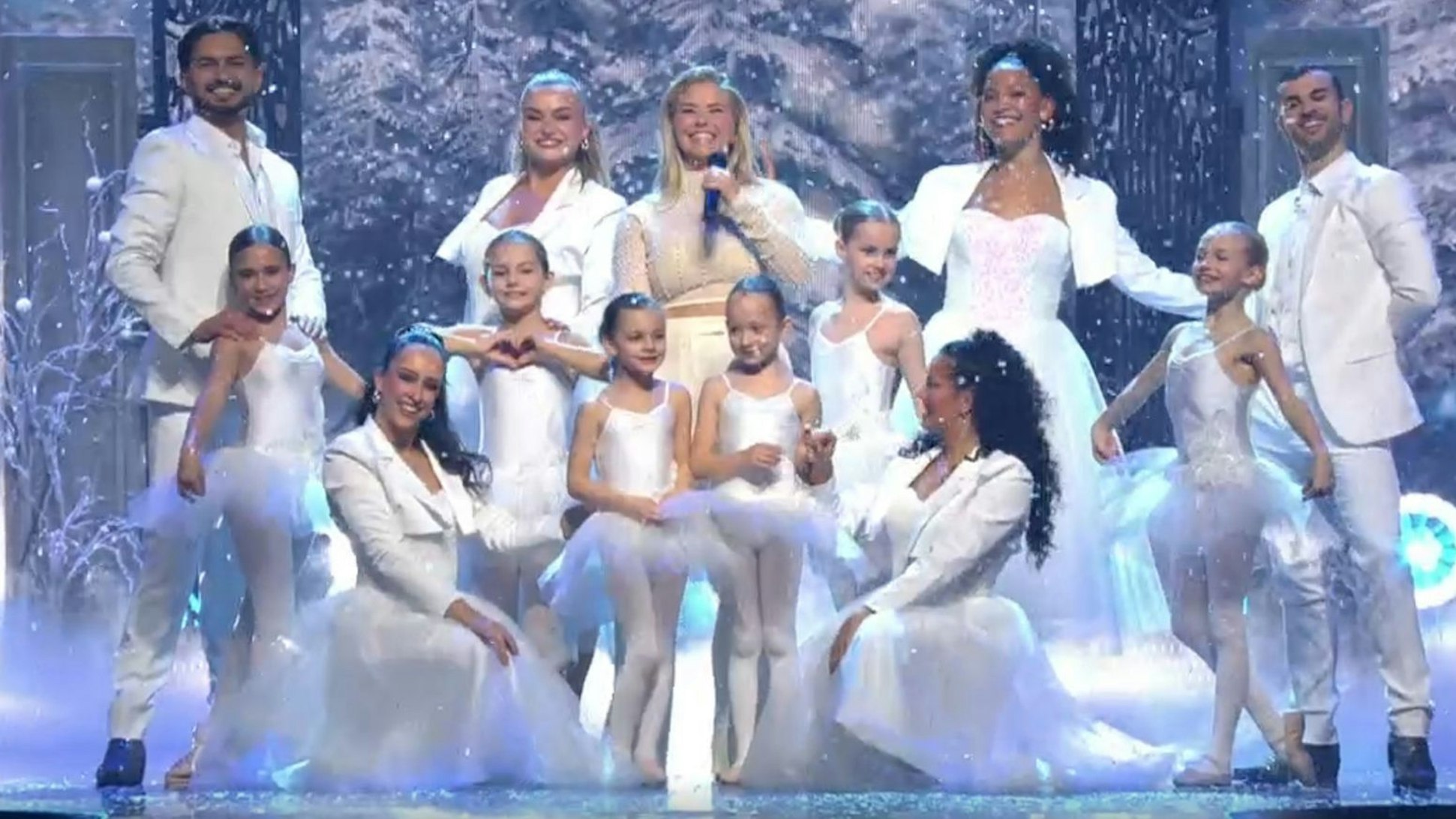 Beatrice Egli freut sich auf Weihnachten, weil sie unter „vielen Christbäumen“ liegt - und zwar als Geschenk in Form einer Eintrittskarte für ihre Konzerte im kommenden Jahr. (Bild: ZDF)