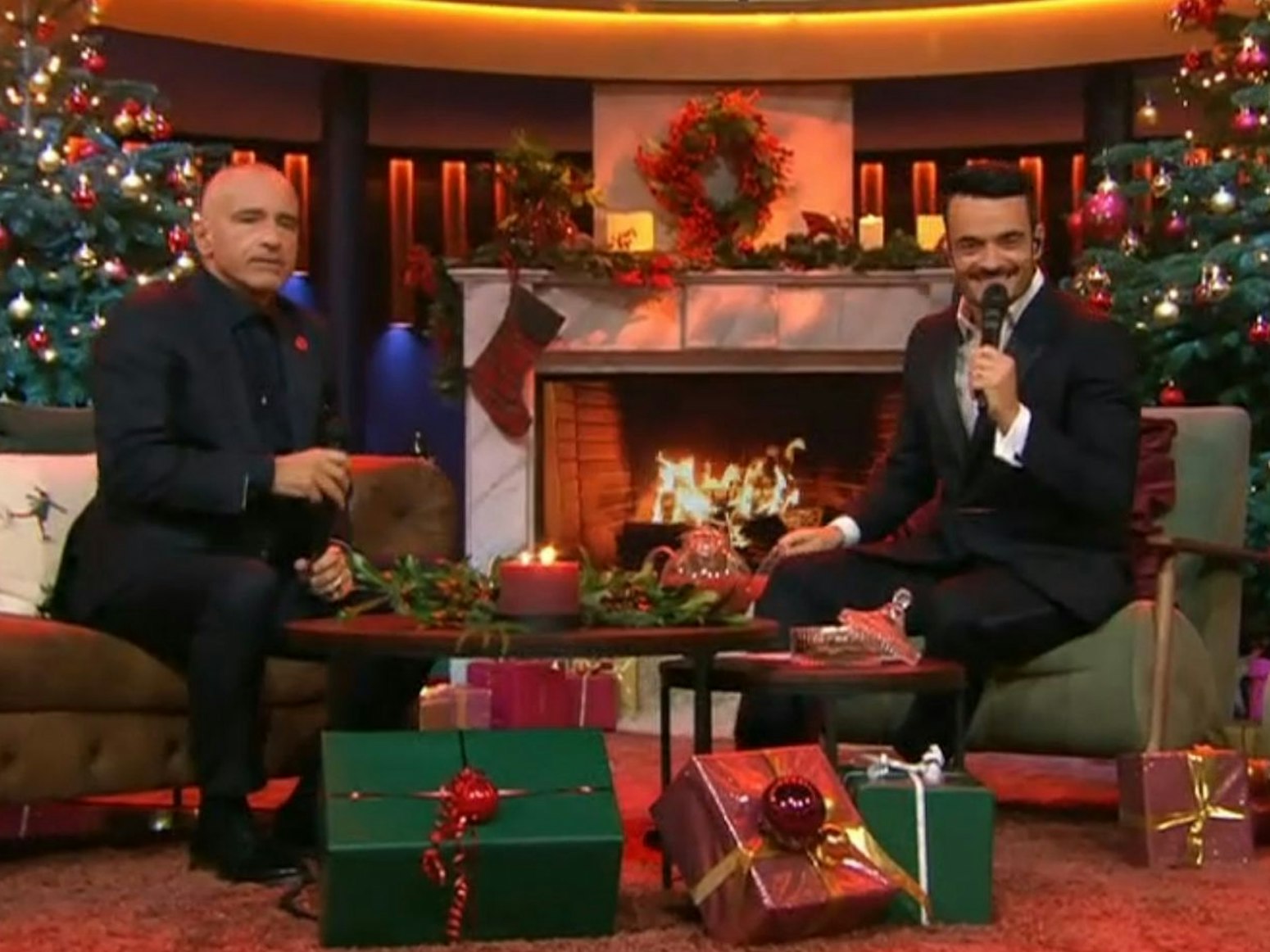 Anteilnahme in besinnlichem Rahmen: Bei „Die große Weihnachtsshow“ mit Giovanni Zarrella dachte Ehrengast Eros Ramazzotti (links) an den erkrankten Thomas Gottschalk und schickte herzliche Genesungswünsche. (Bild: ZDF)