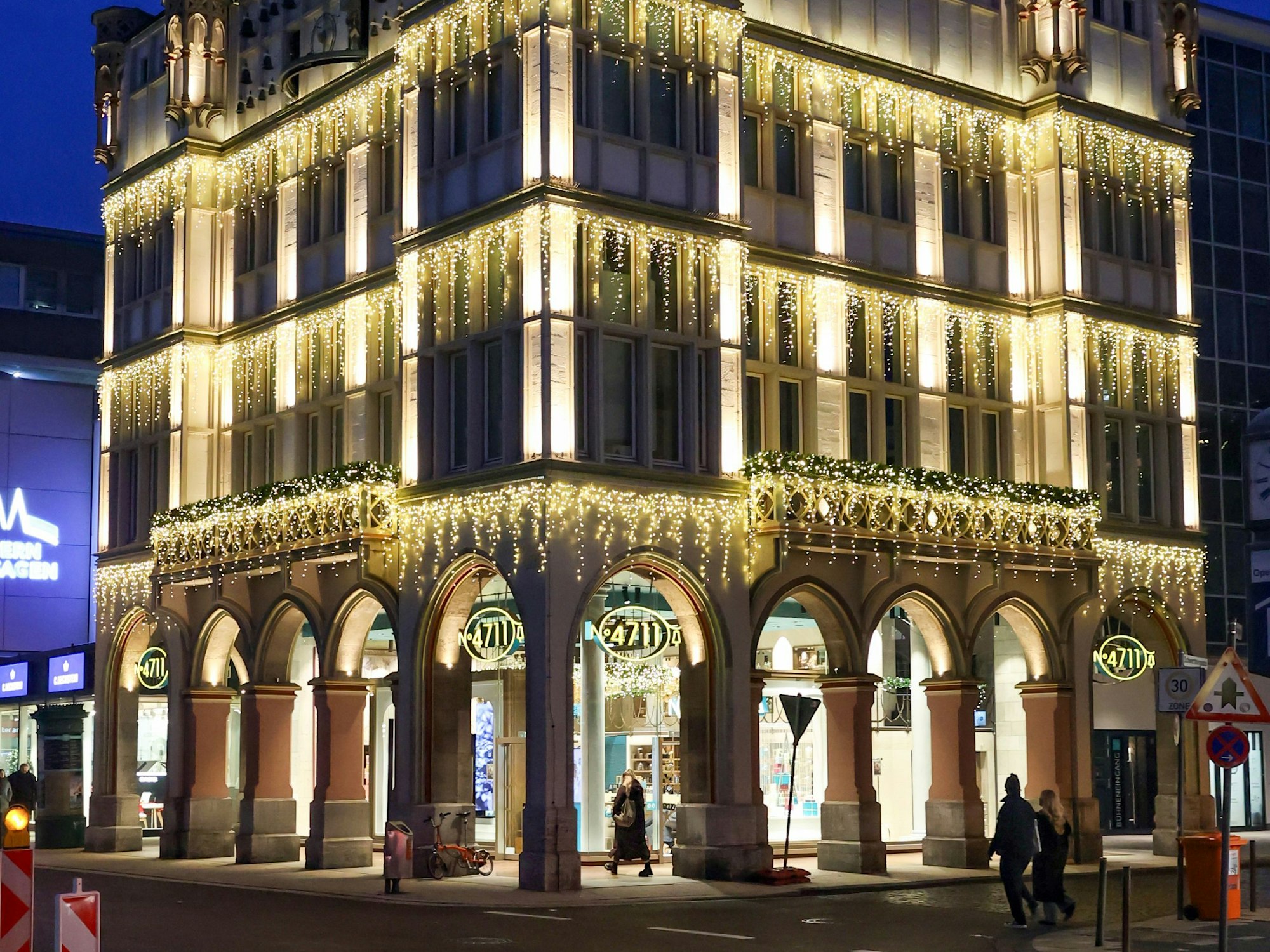 Festlich beleuchtetes Gebäude mit Bogengang von der Marke 4711.