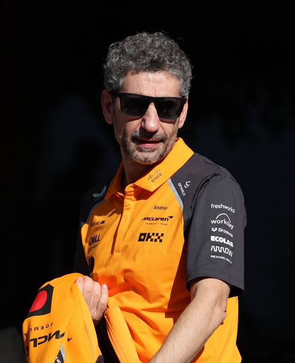 Andrea Stella mit Sonnenbrille.