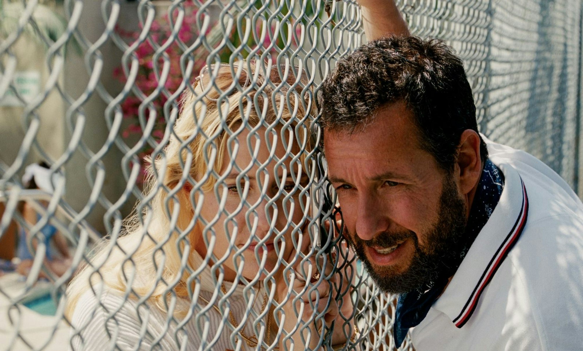 Adam Sandler (in der Szene mit Greta Gerwig) ist der eigentliche Star in „Jay Kelly“ und gilt völlig zu Recht als Oscar-Kandidat. (Bild: 2025 Netflix)