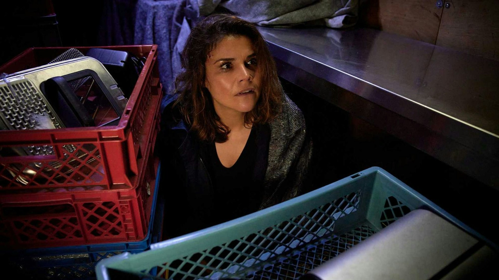 Manchmal ist ein gutes Versteck alles, was zählt: Katharina Wackernagel in „Stralsund - Die rote Linie“. (Bild: ZDF / Sandra Hoever)