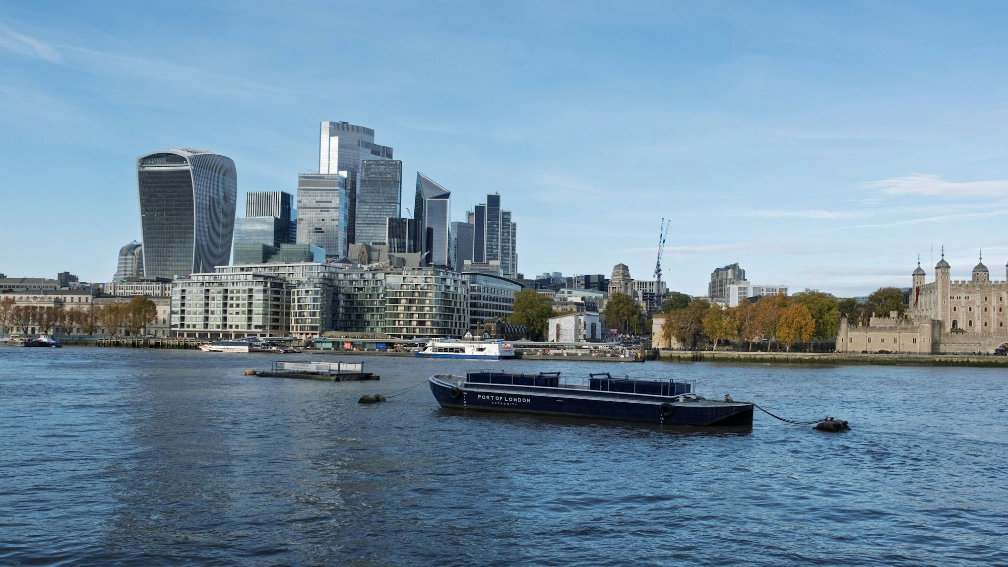 Mark Fairhursts Stadtansicht der Londoner Skyline mit Themse und Tower of London